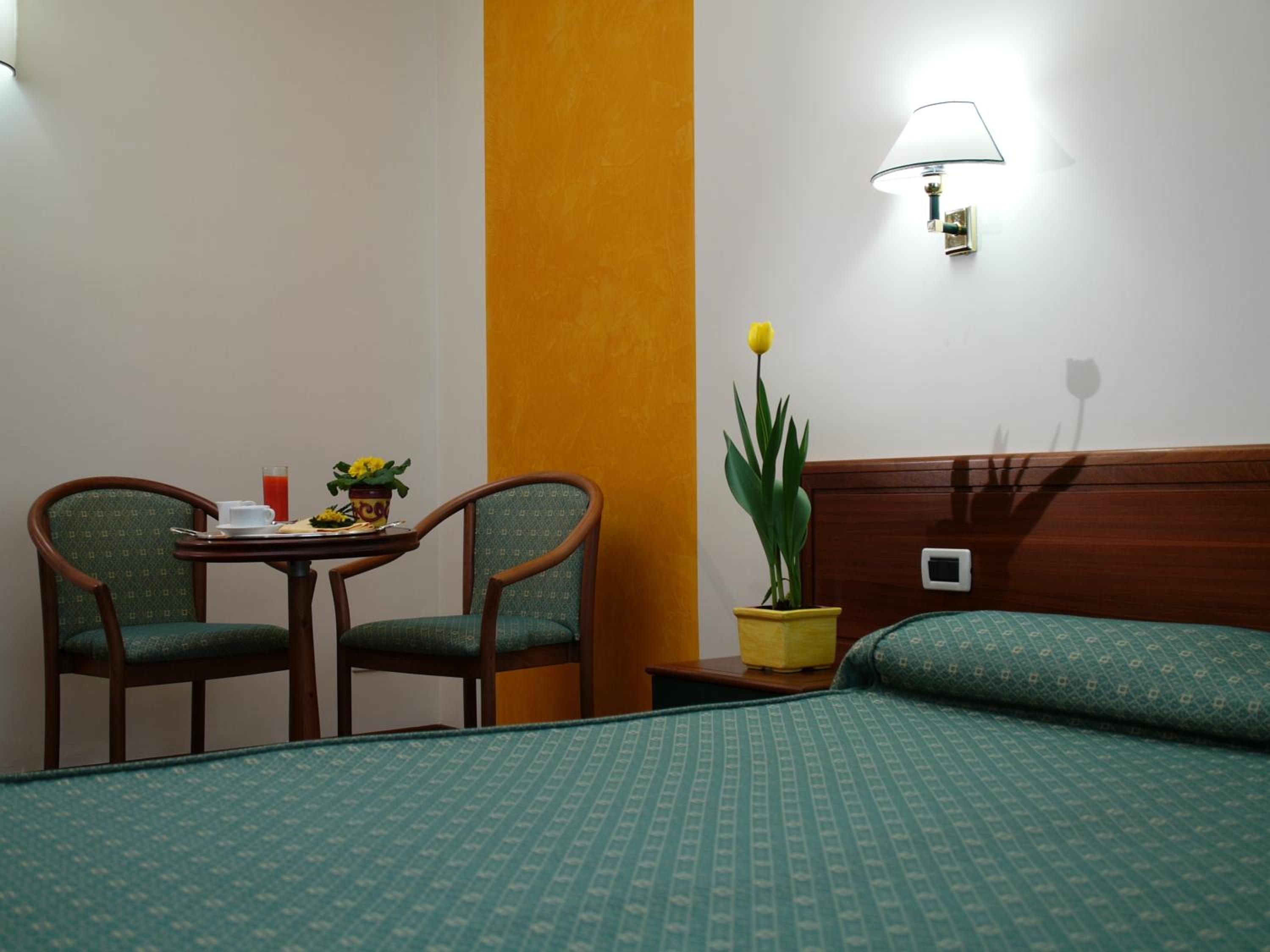Classic Double or Twin Room with Internal View - Photo 2