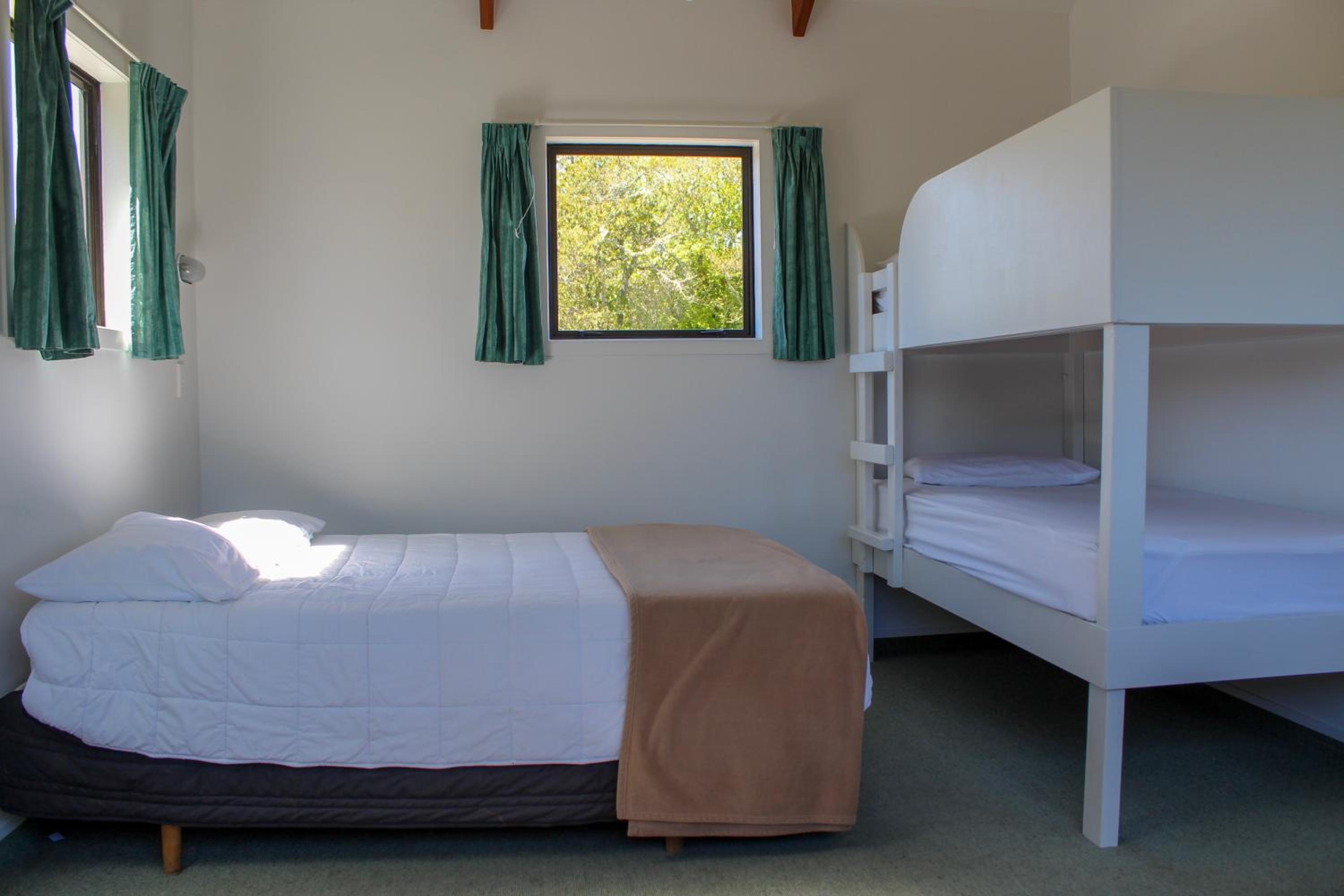 Large 1 Bedroom Kitchen Cabin (Shared Bathroom) photo 1