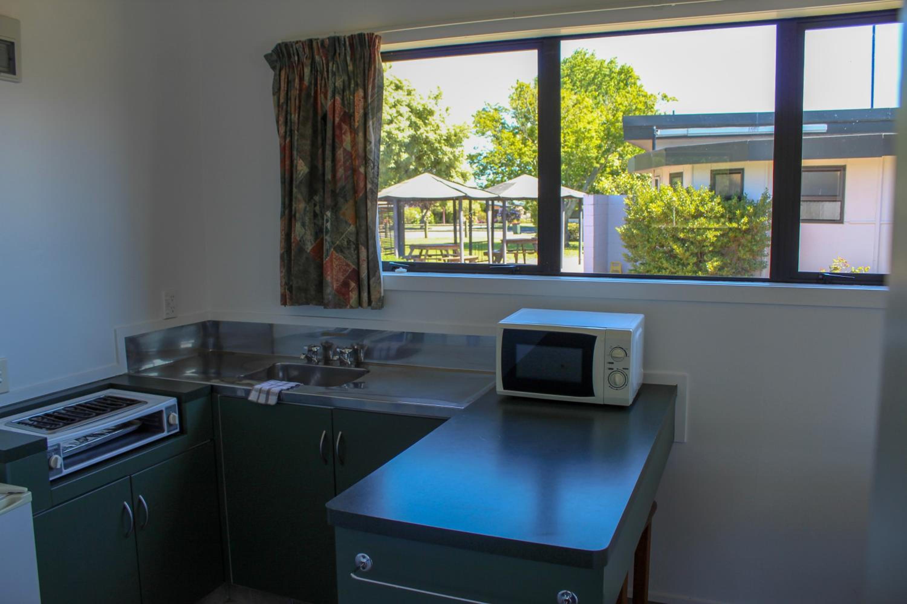 Large 1 Bedroom Kitchen Cabin (Shared Bathroom) photo 3