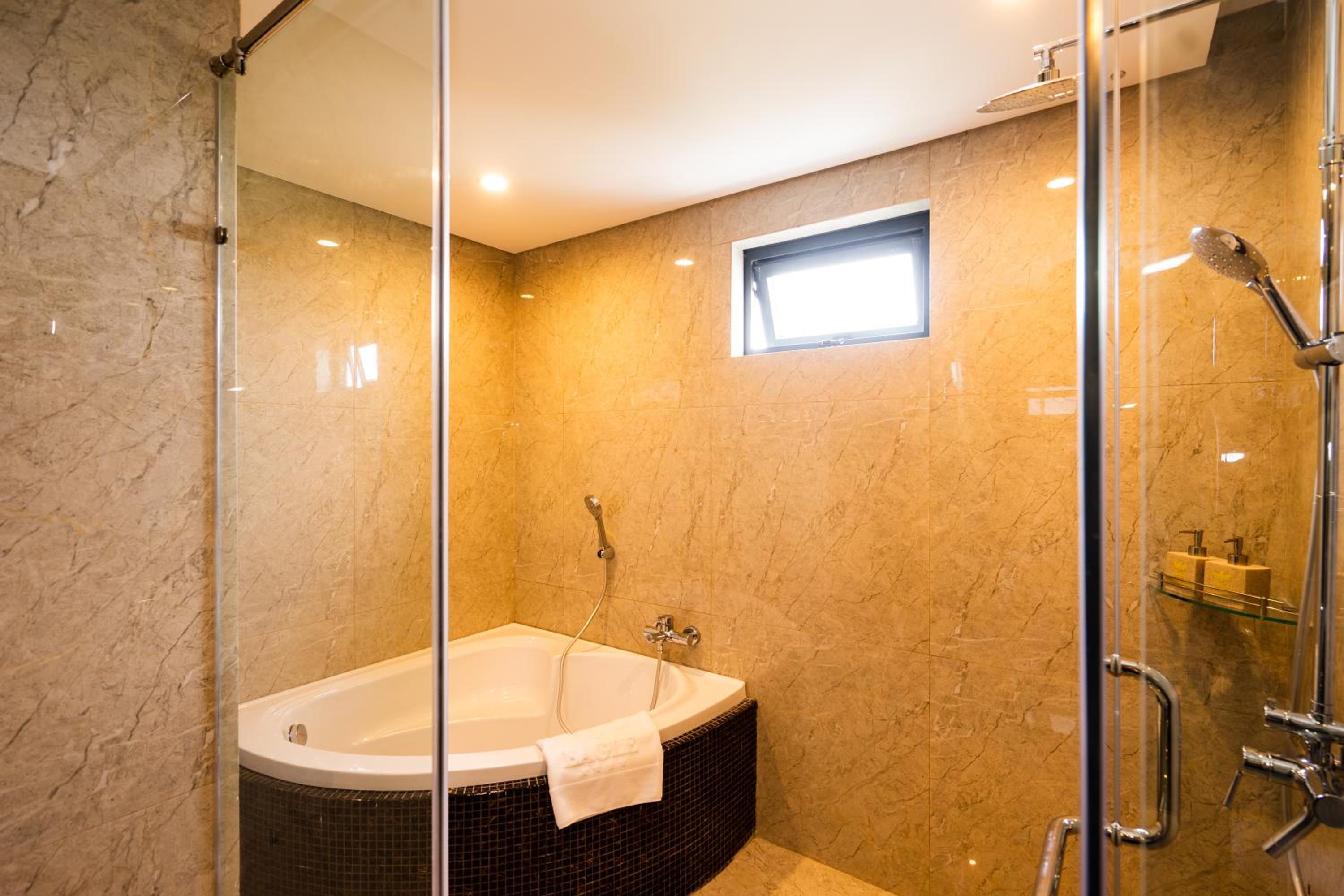 Executive Suite - Photo 2