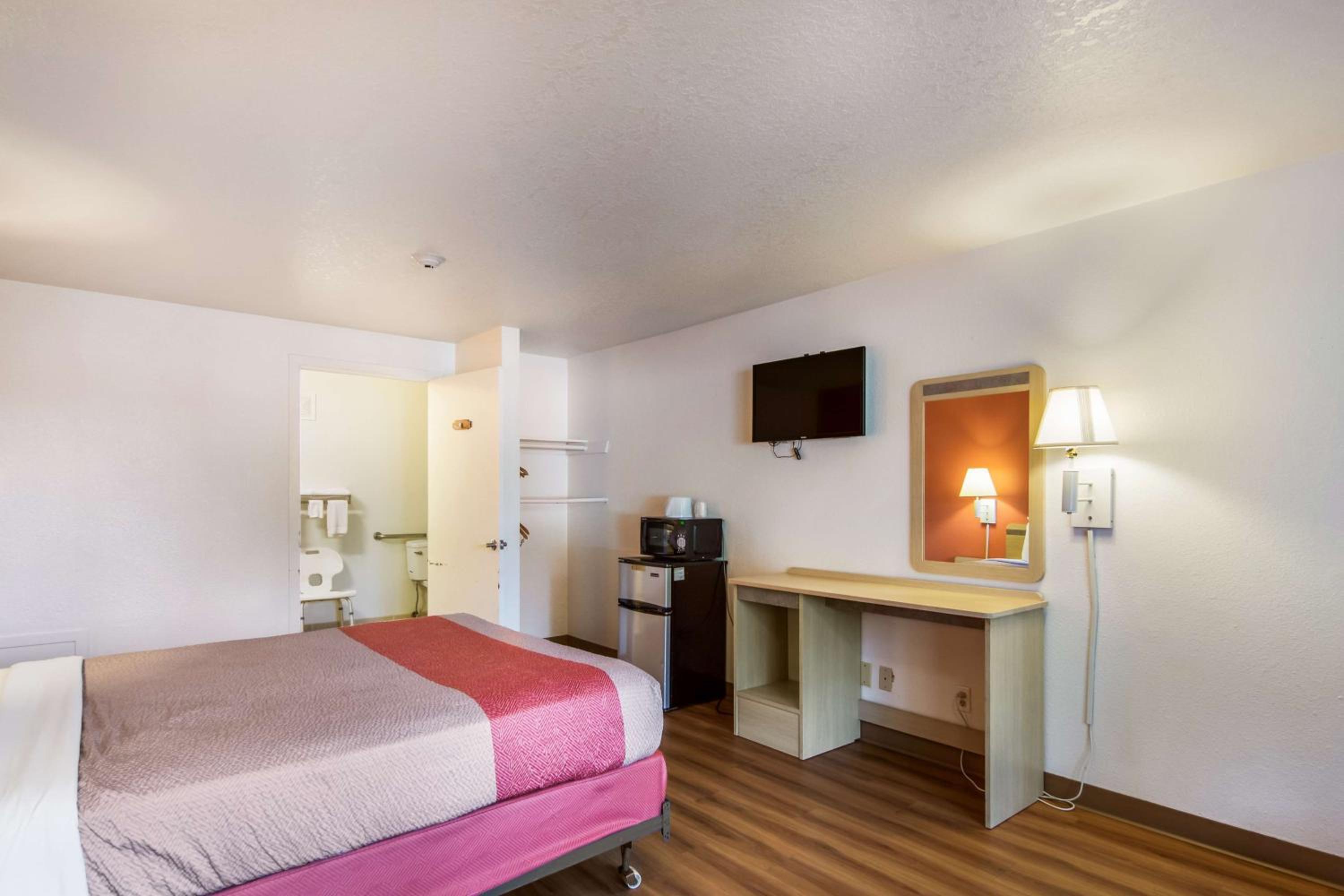 Queen Room - Non-Smoking - Photo 2