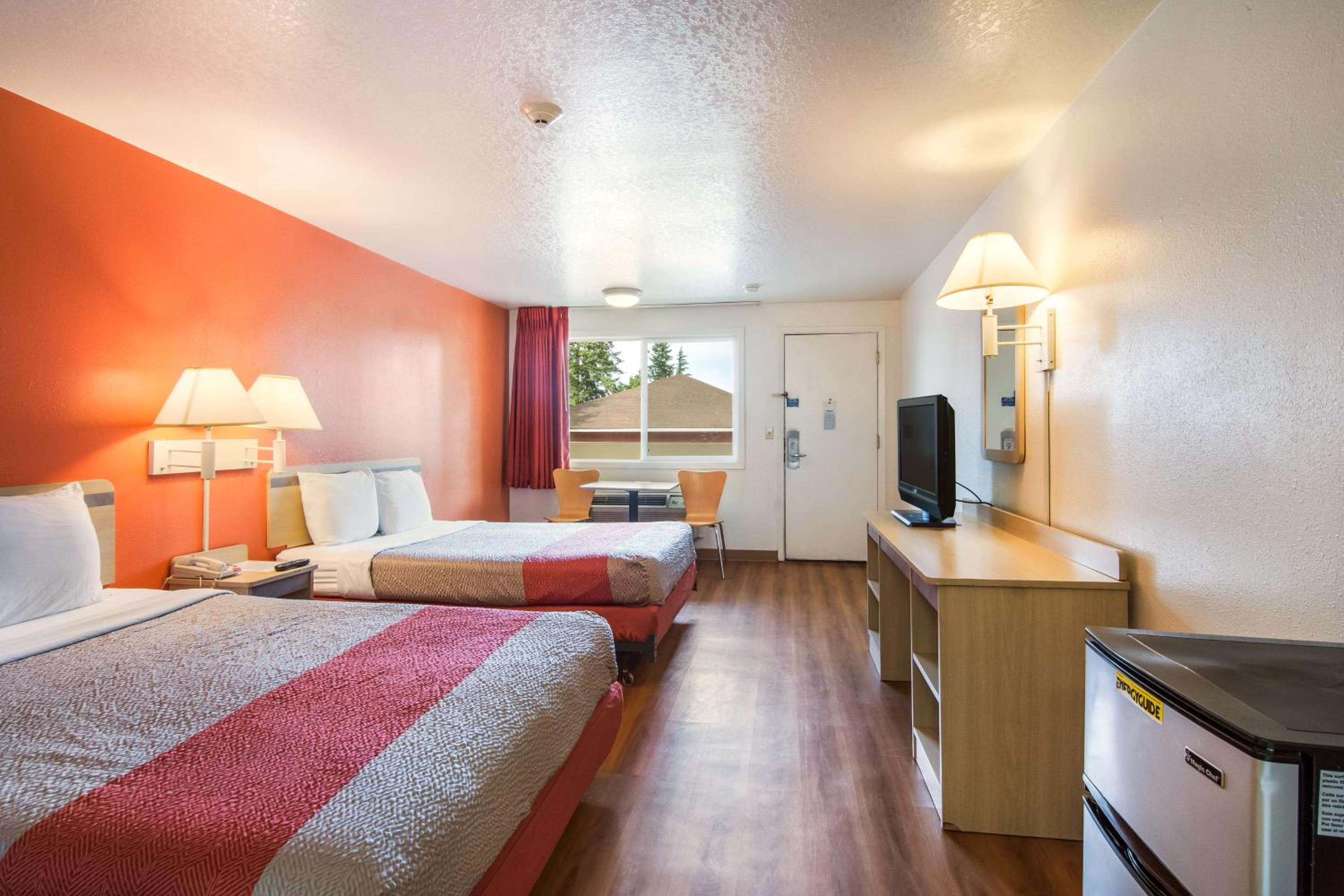 Queen Room with Two Queen Beds - Non-Smoking - Photo 7