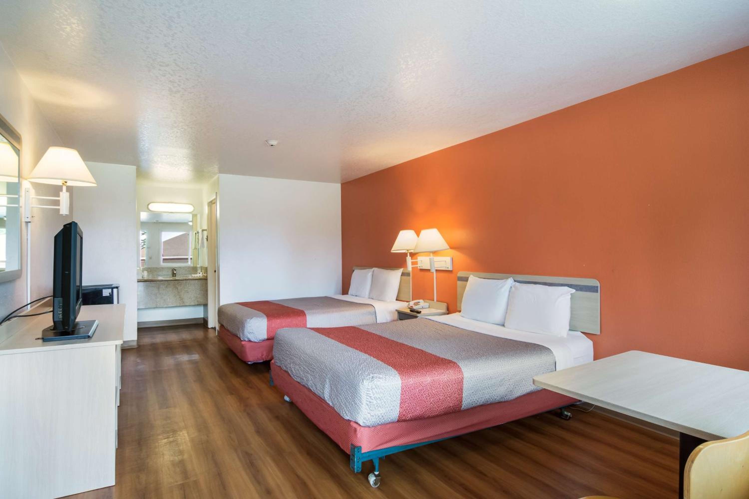 Queen Room with Two Queen Beds - Non-Smoking - Photo 5