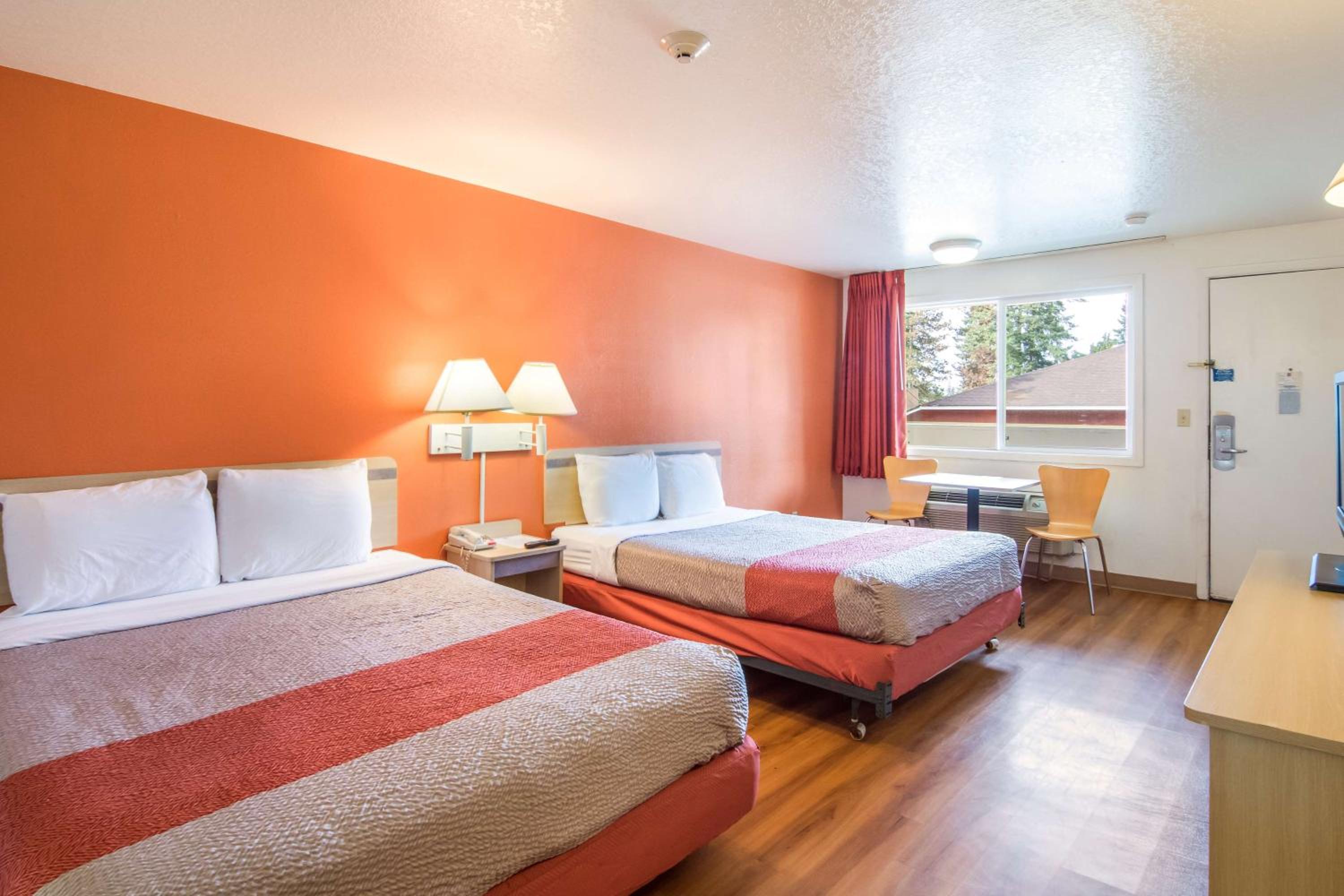 Queen Room with Two Queen Beds - Non-Smoking - Photo 4