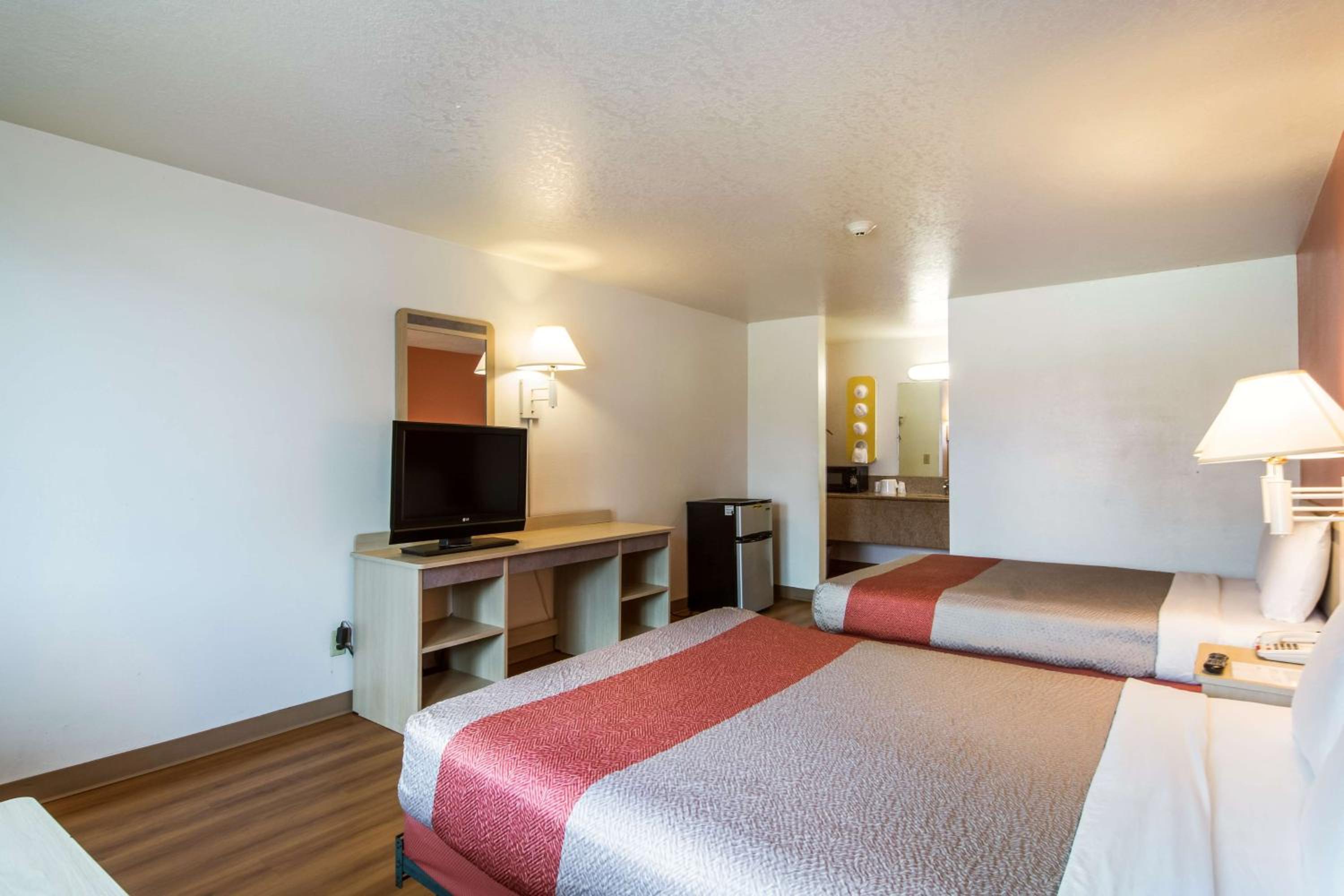 Queen Room with Two Queen Beds - Non-Smoking - Photo 3