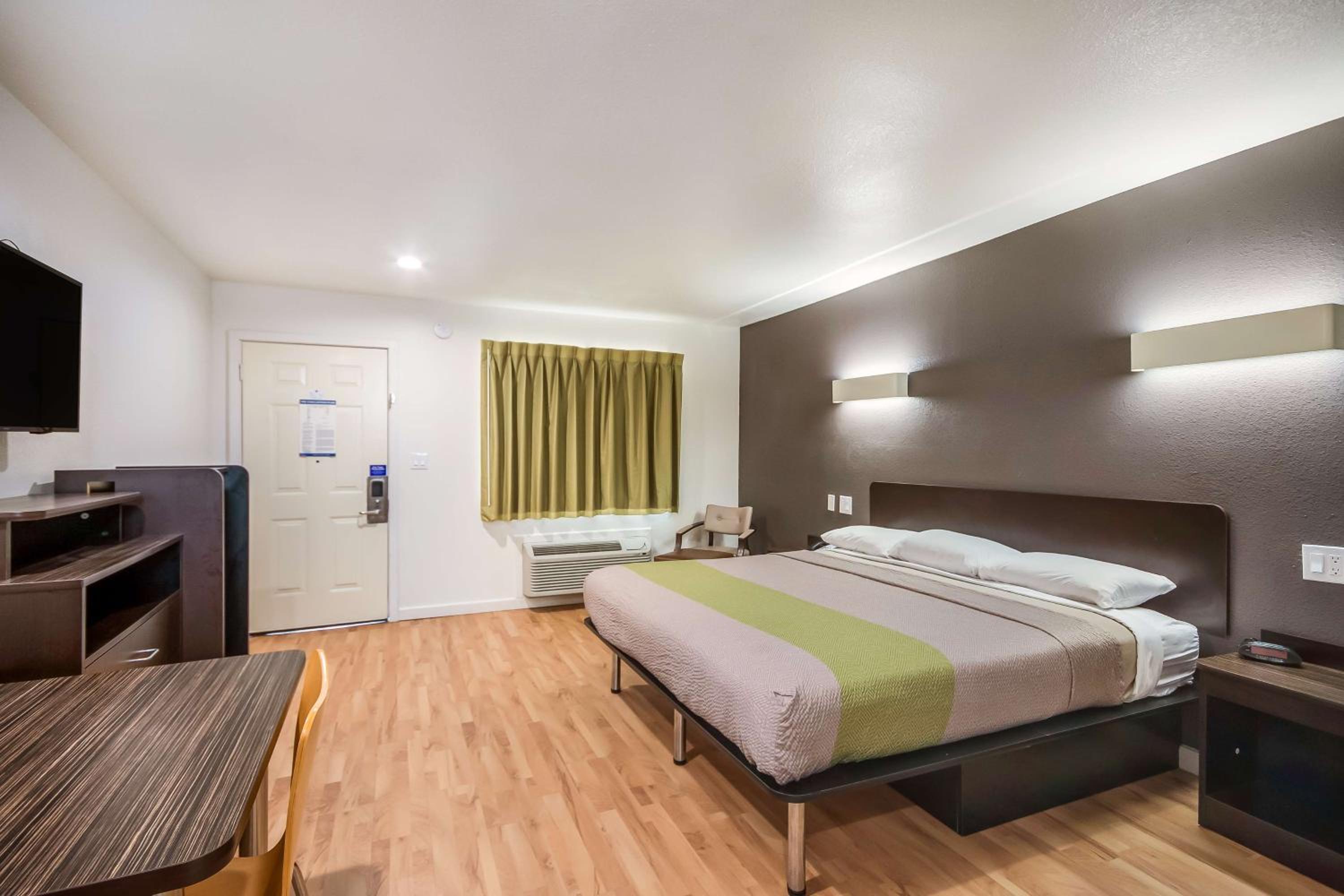 King Room - Non-Smoking - Photo 11