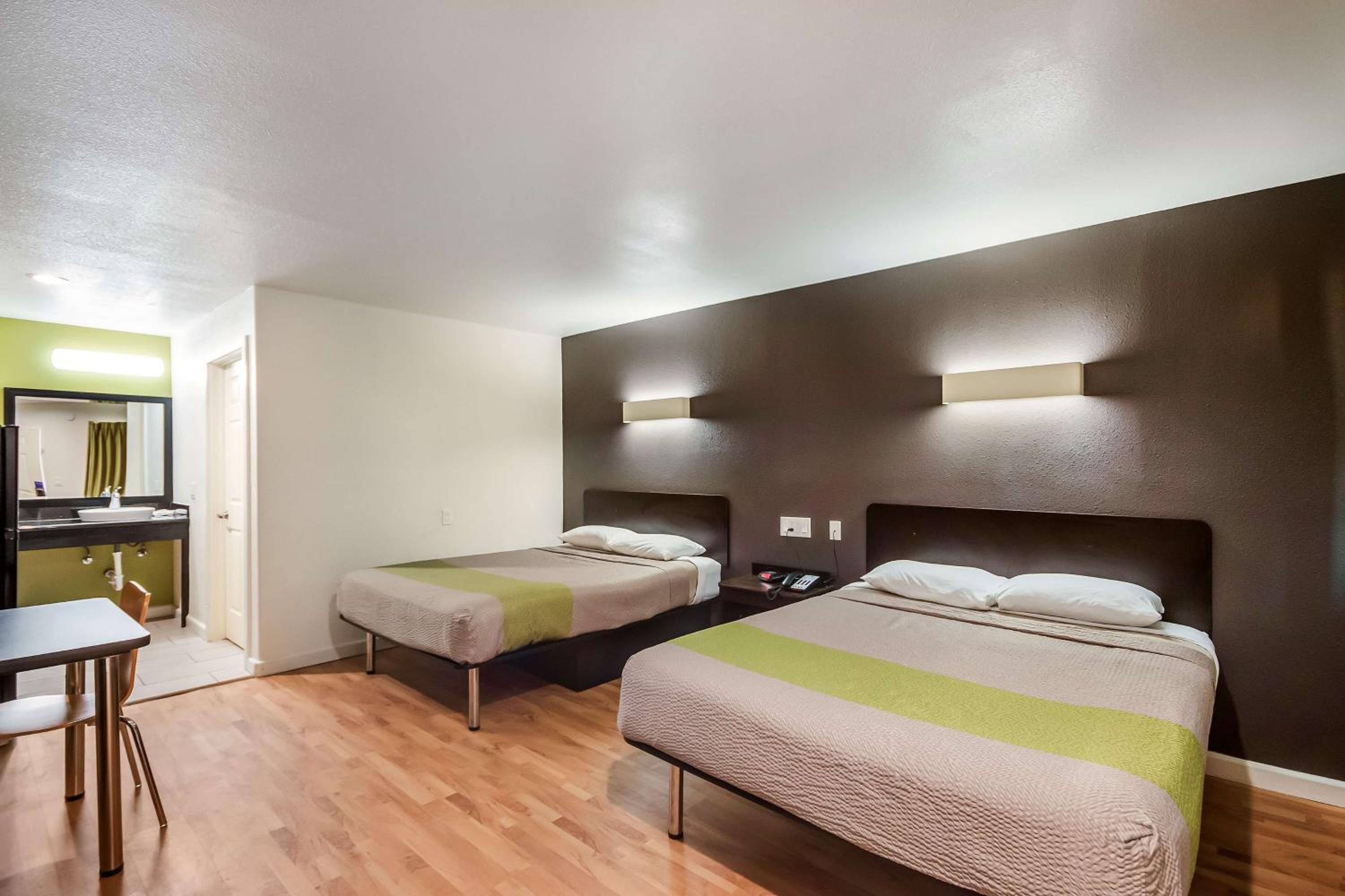 Deluxe Queen Room with Two Queen Beds - Non-Smoking - Photo 2