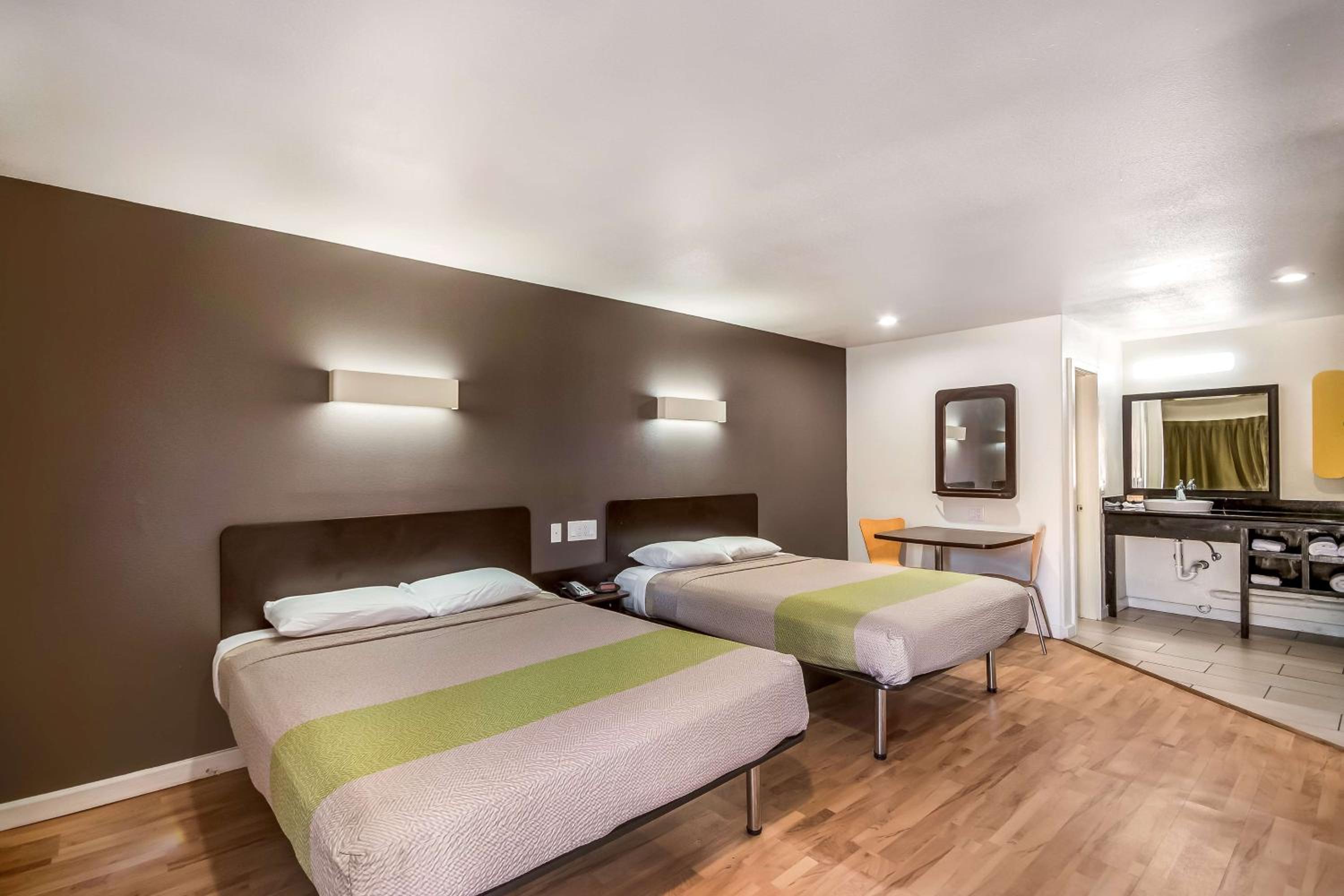Deluxe Queen Room with Two Queen Beds - Non-Smoking - Photo 3