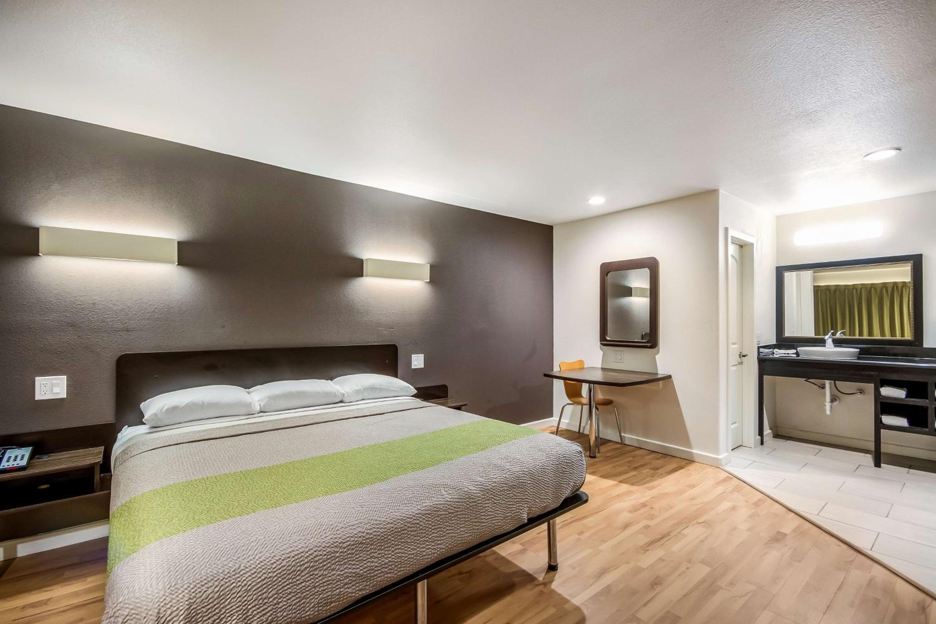 King Room - Non-Smoking - Photo 10