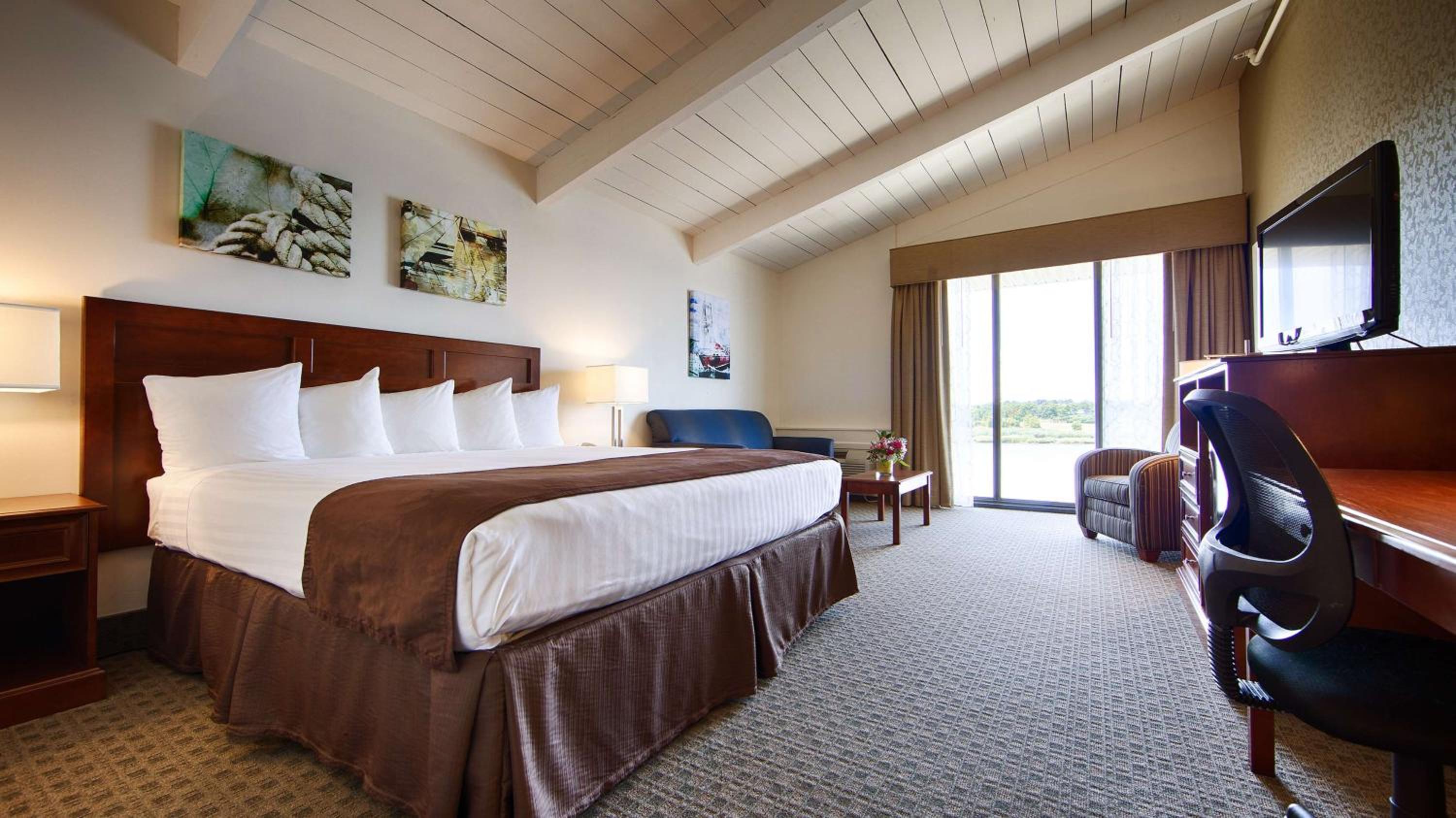 King Room with Sofa Bed - Water view - Non Smoking - Photo 1