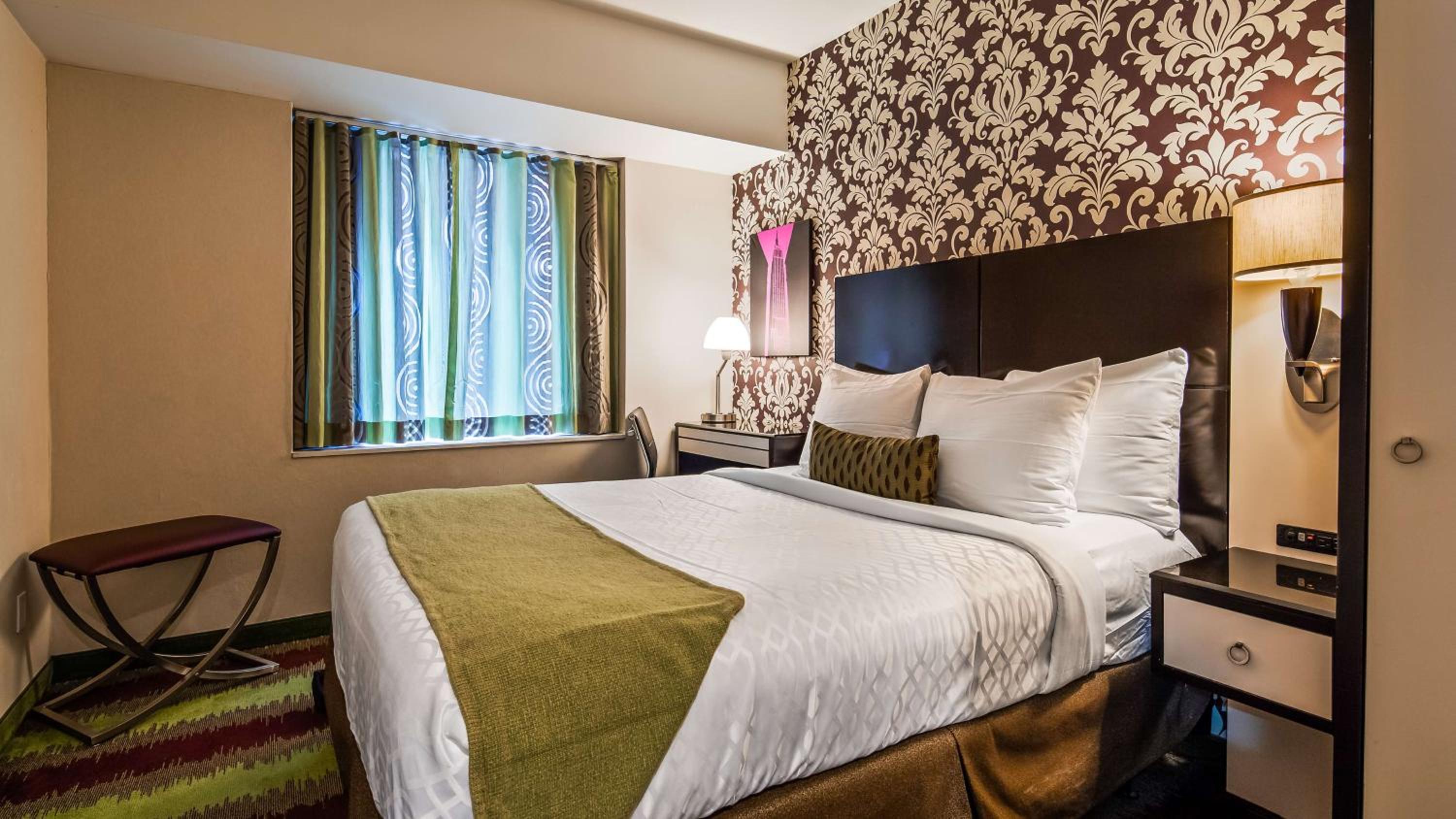 Queen Room with Roll-In Shower - Mobility Accessible/Non-Smoking