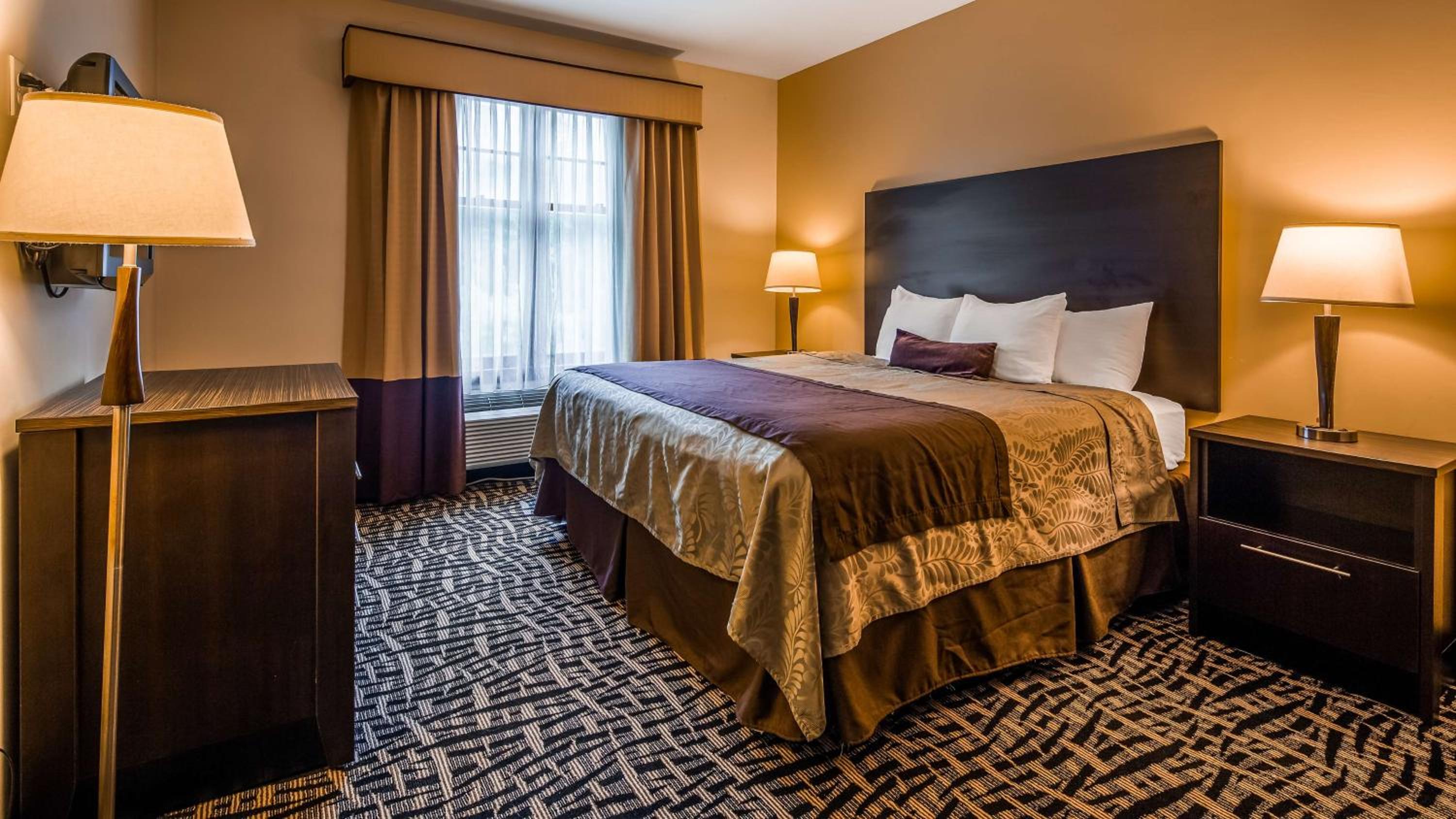 King Suite with Sofa Bed, Jetted Tub and Water View - Non-Smoking