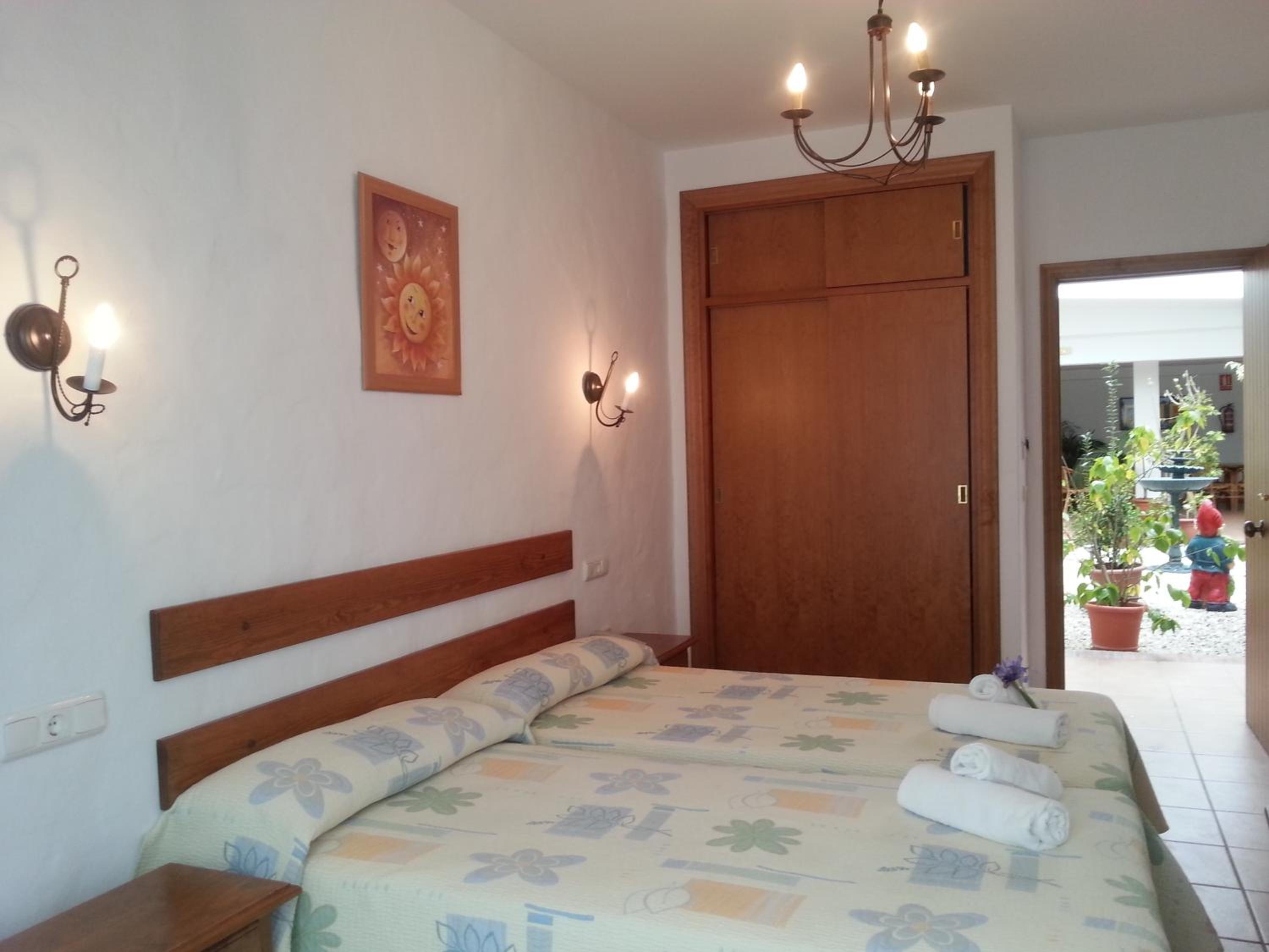 Economy Twin Room - Photo 6