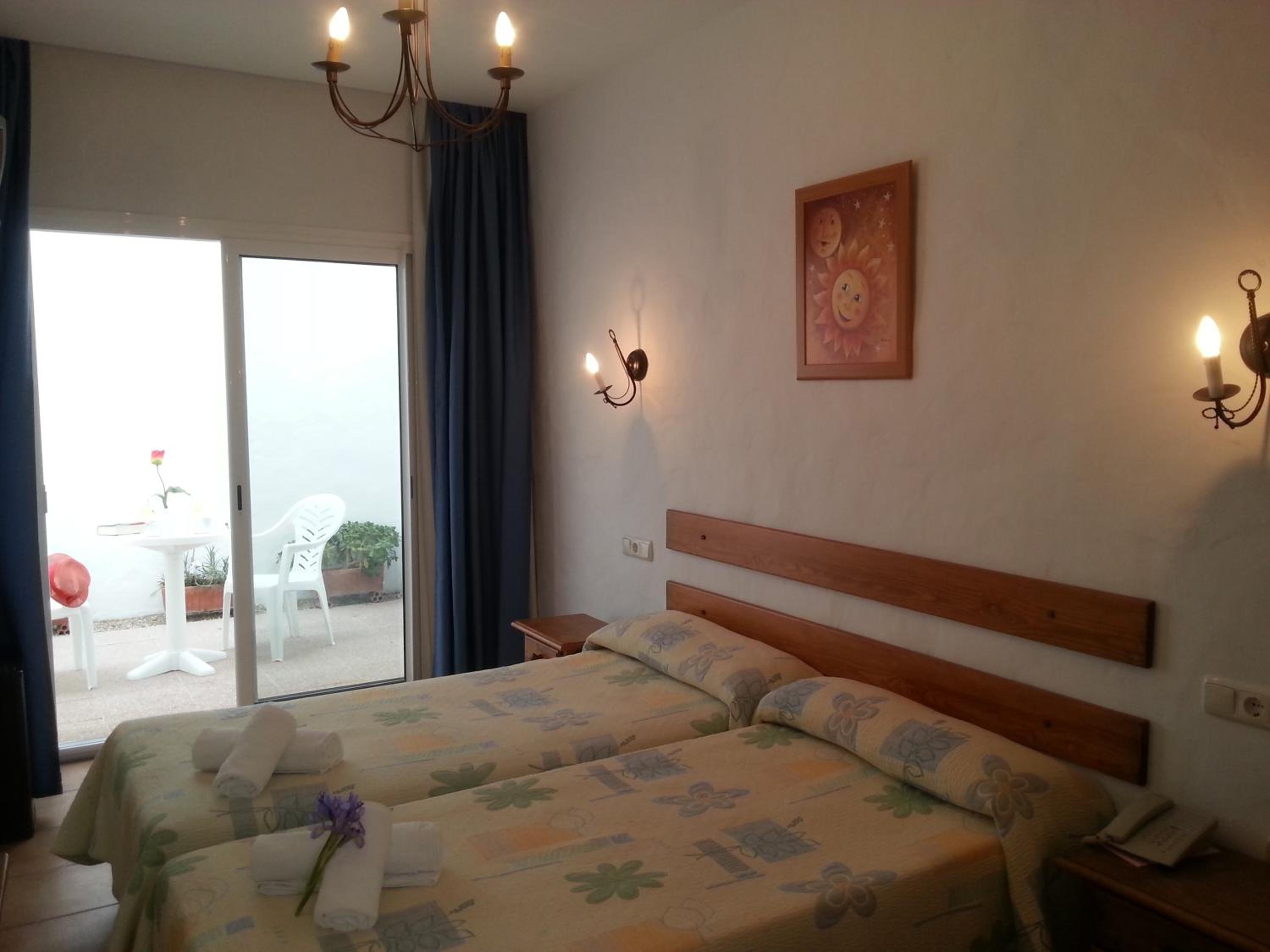 Twin Room with Courtyard - Photo 16