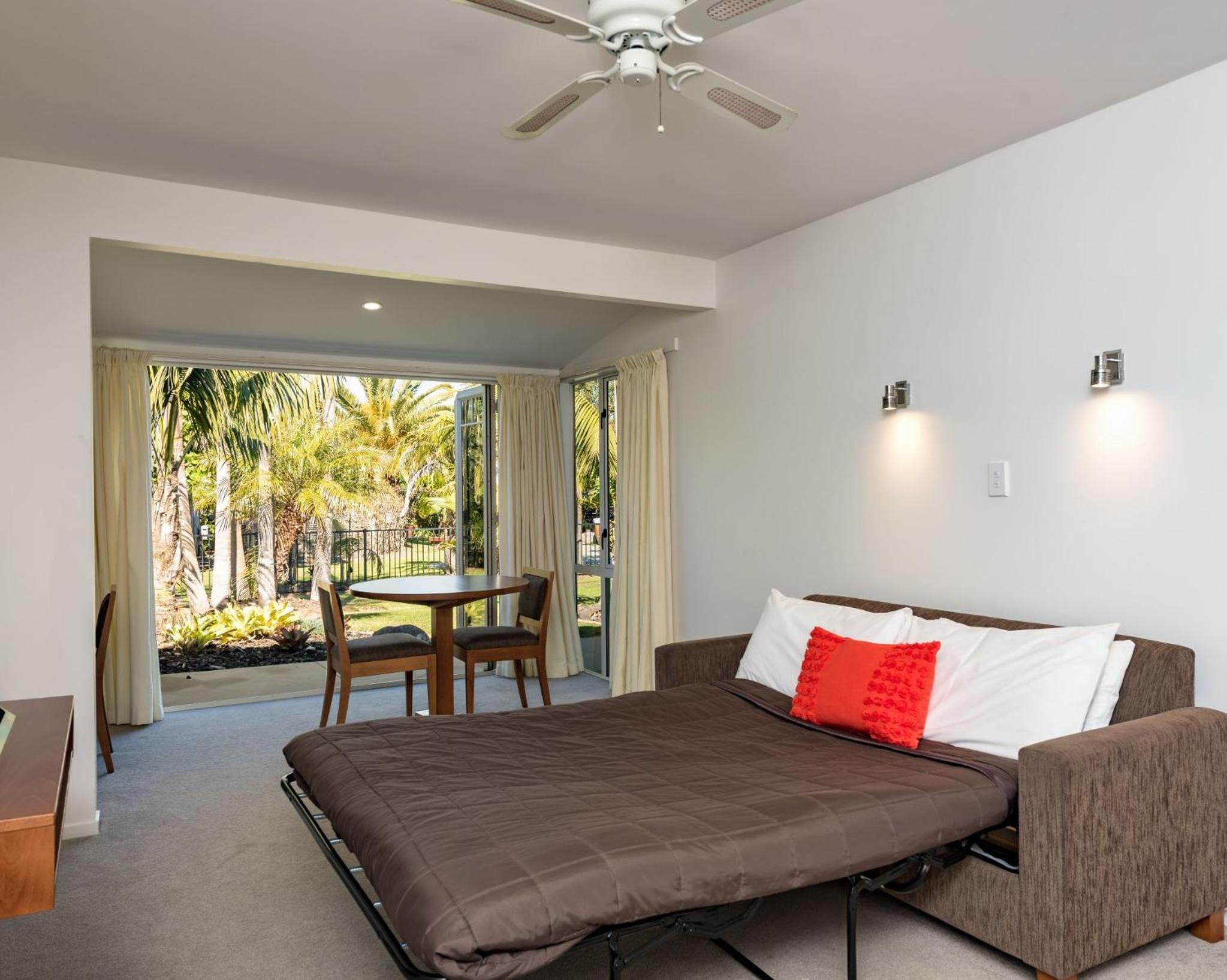 Superior One-Bedroom Apartment - Poolside - Photo 10