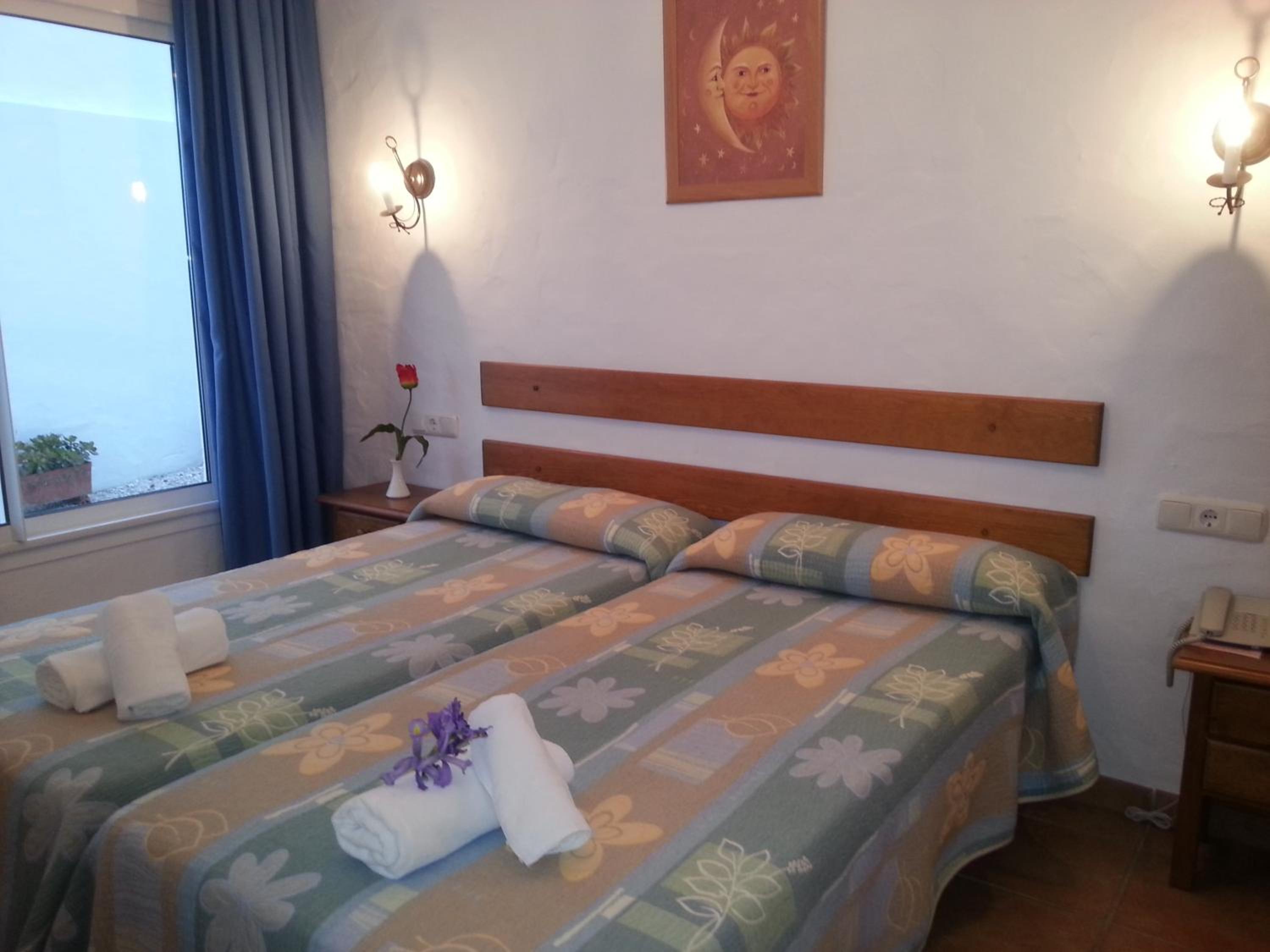 Economy Twin Room - Photo 7