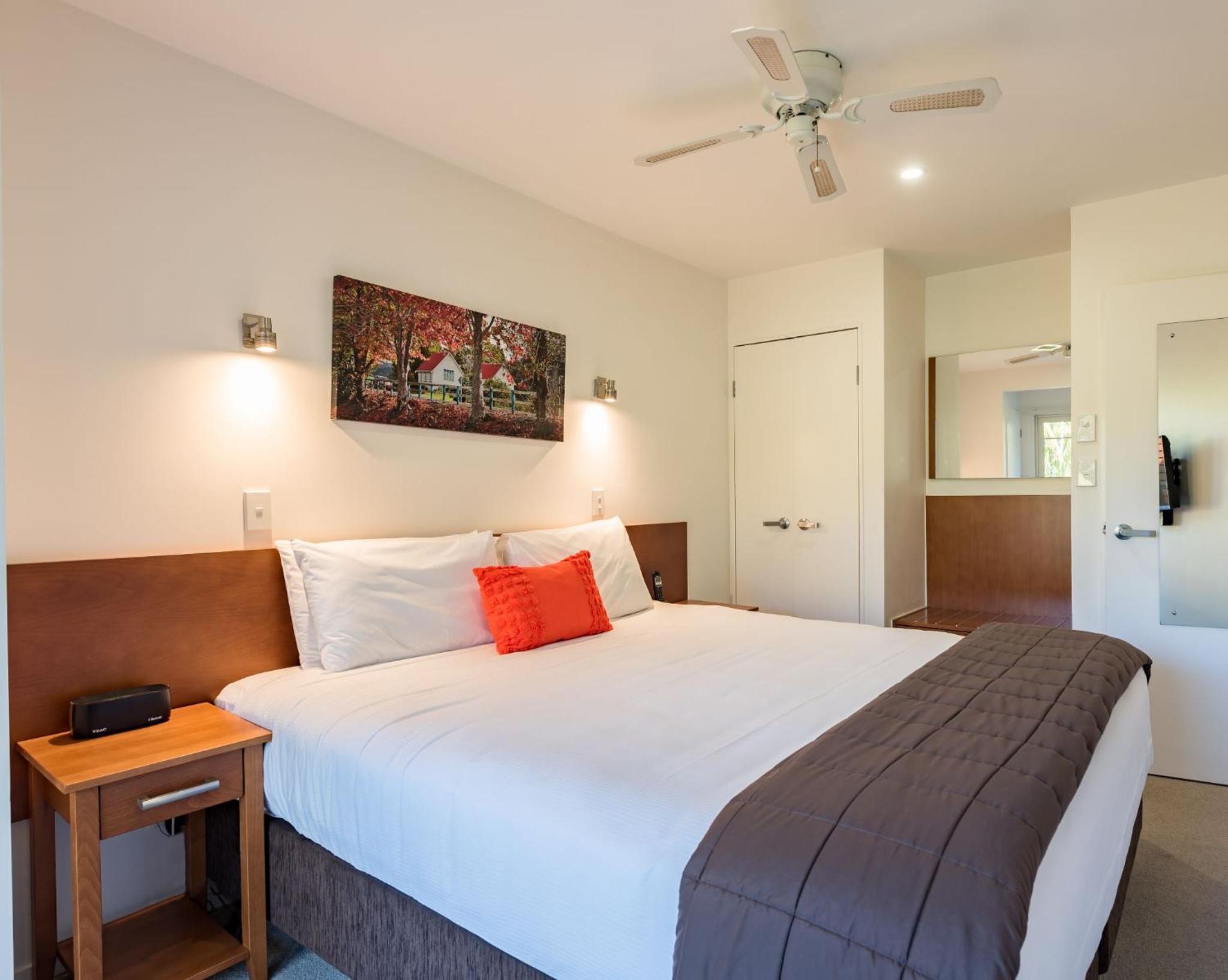 Superior One-Bedroom Apartment - Poolside - Photo 9