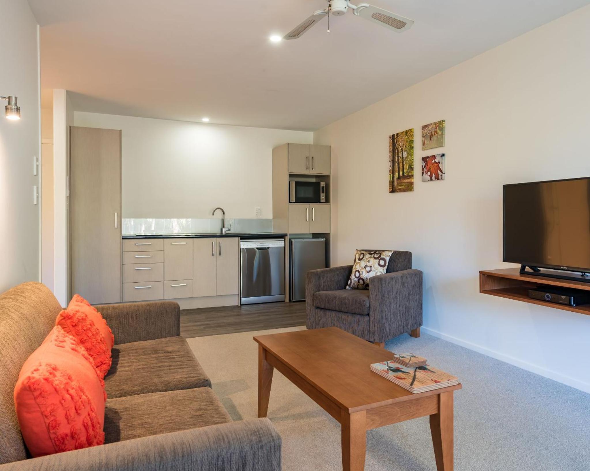 Superior One-Bedroom Apartment - Poolside - Photo 2