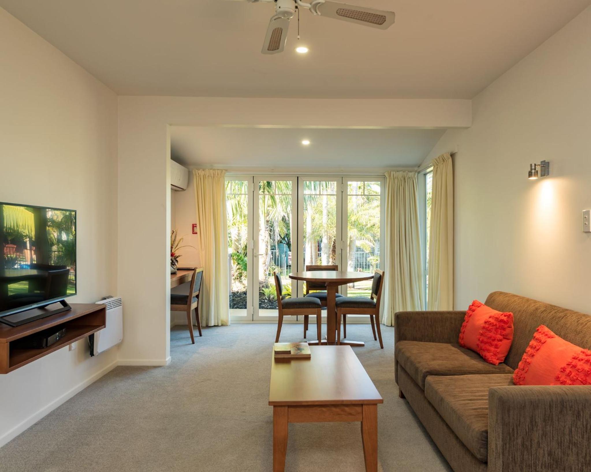 Superior One-Bedroom Apartment - Poolside - Photo 7