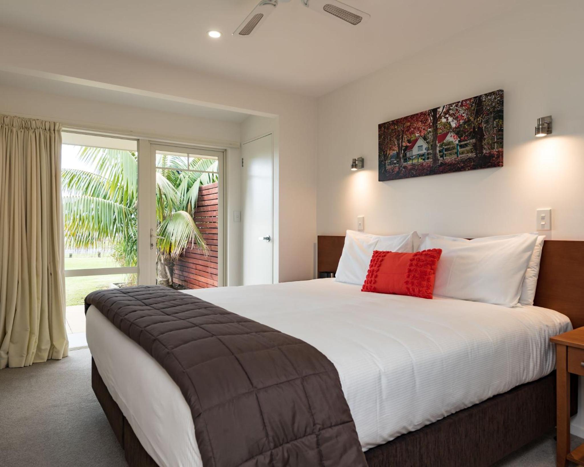 Superior One-Bedroom Apartment - Poolside - Photo 1