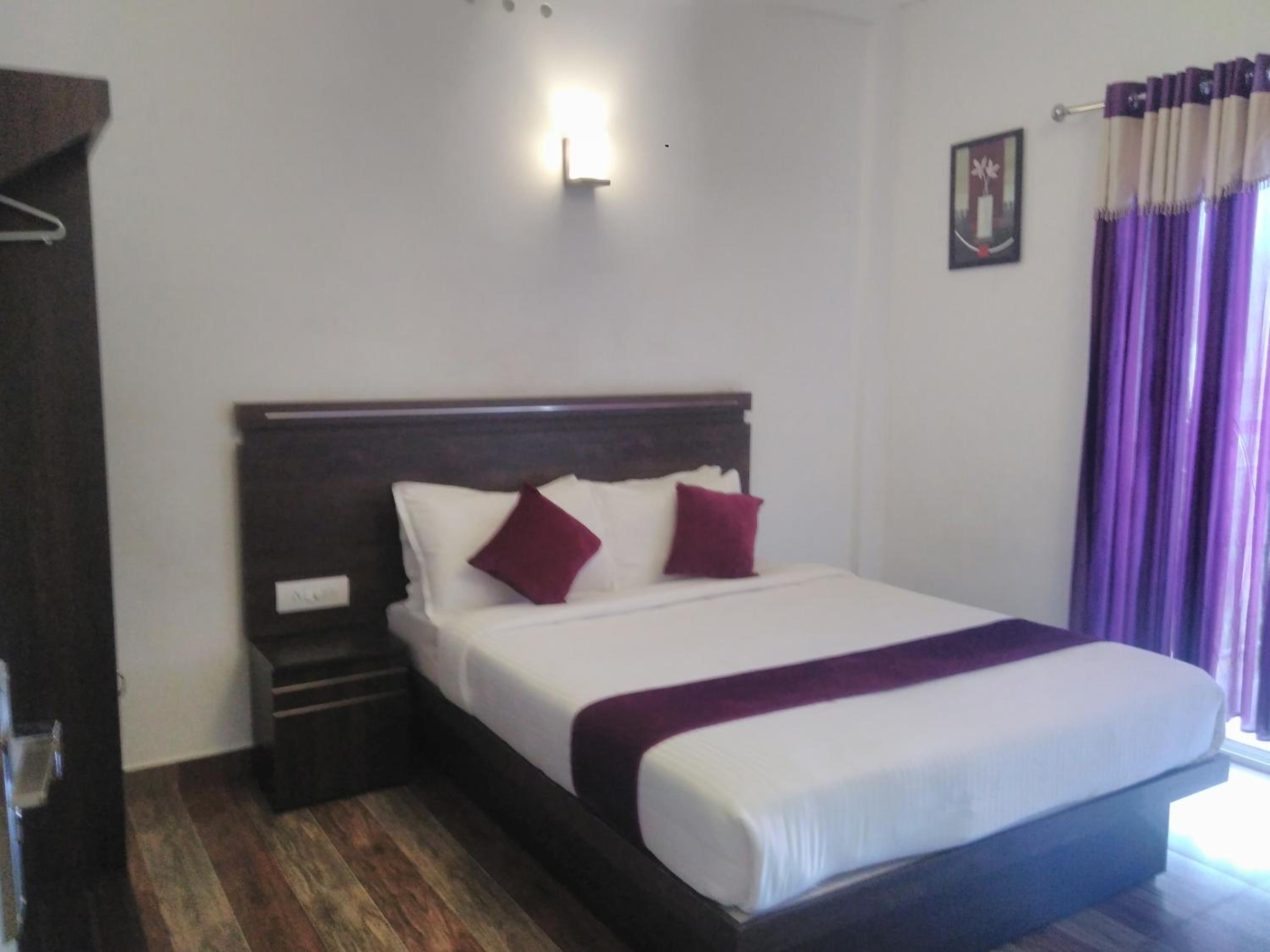 Queen Room with Balcony - Photo 4