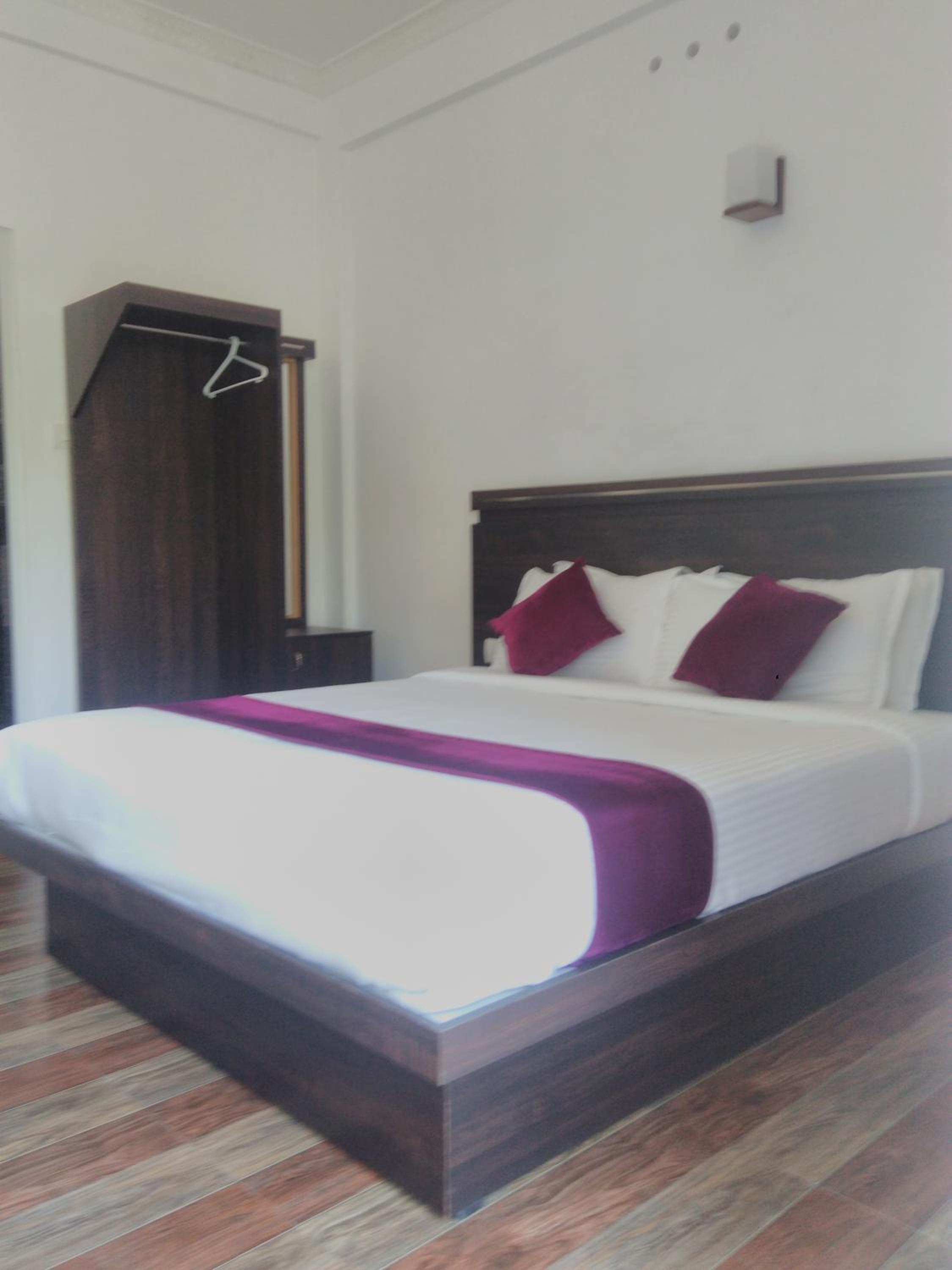 Queen Room with Balcony - Photo 5