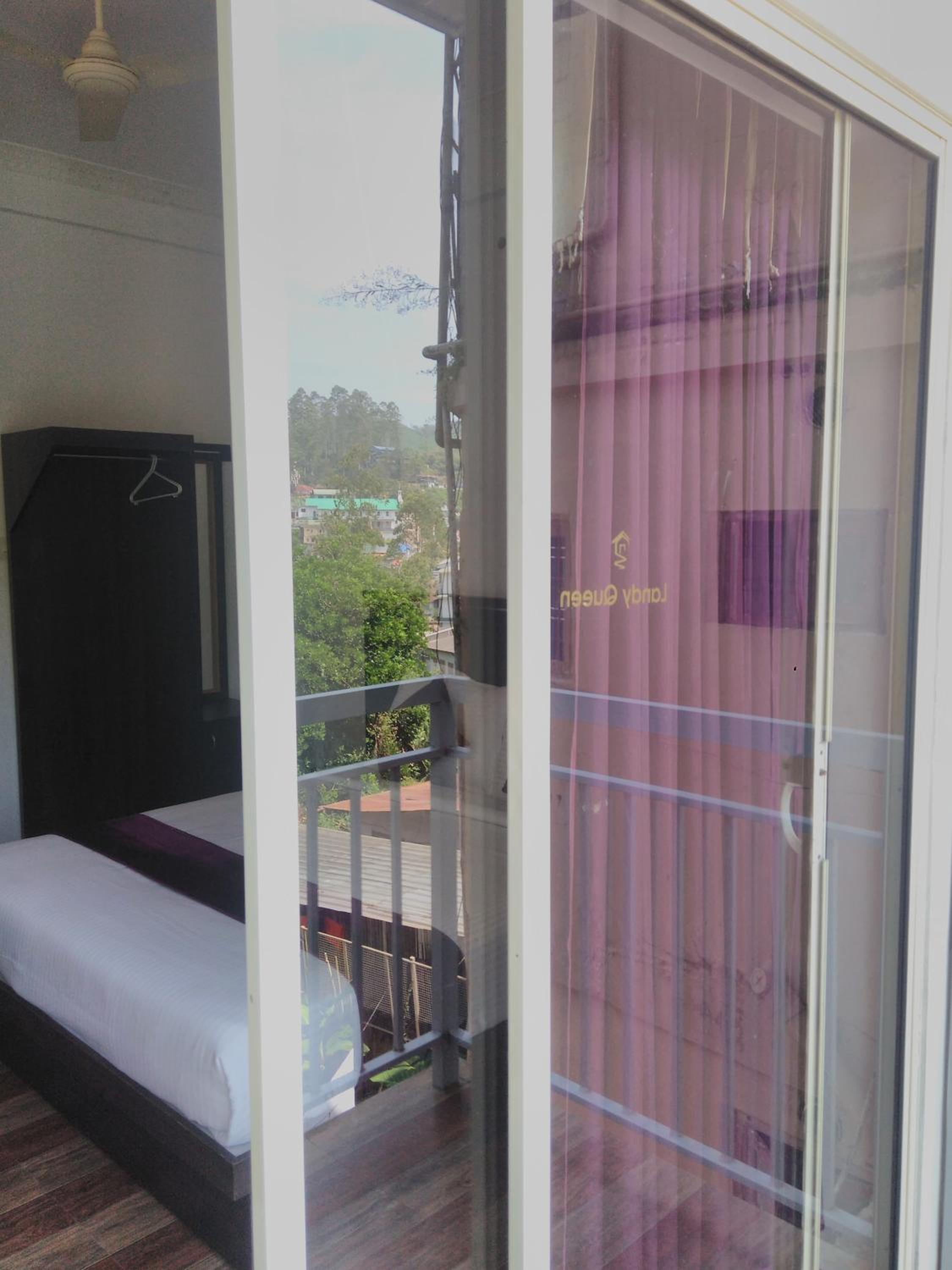 Queen Room with Balcony - Photo 7