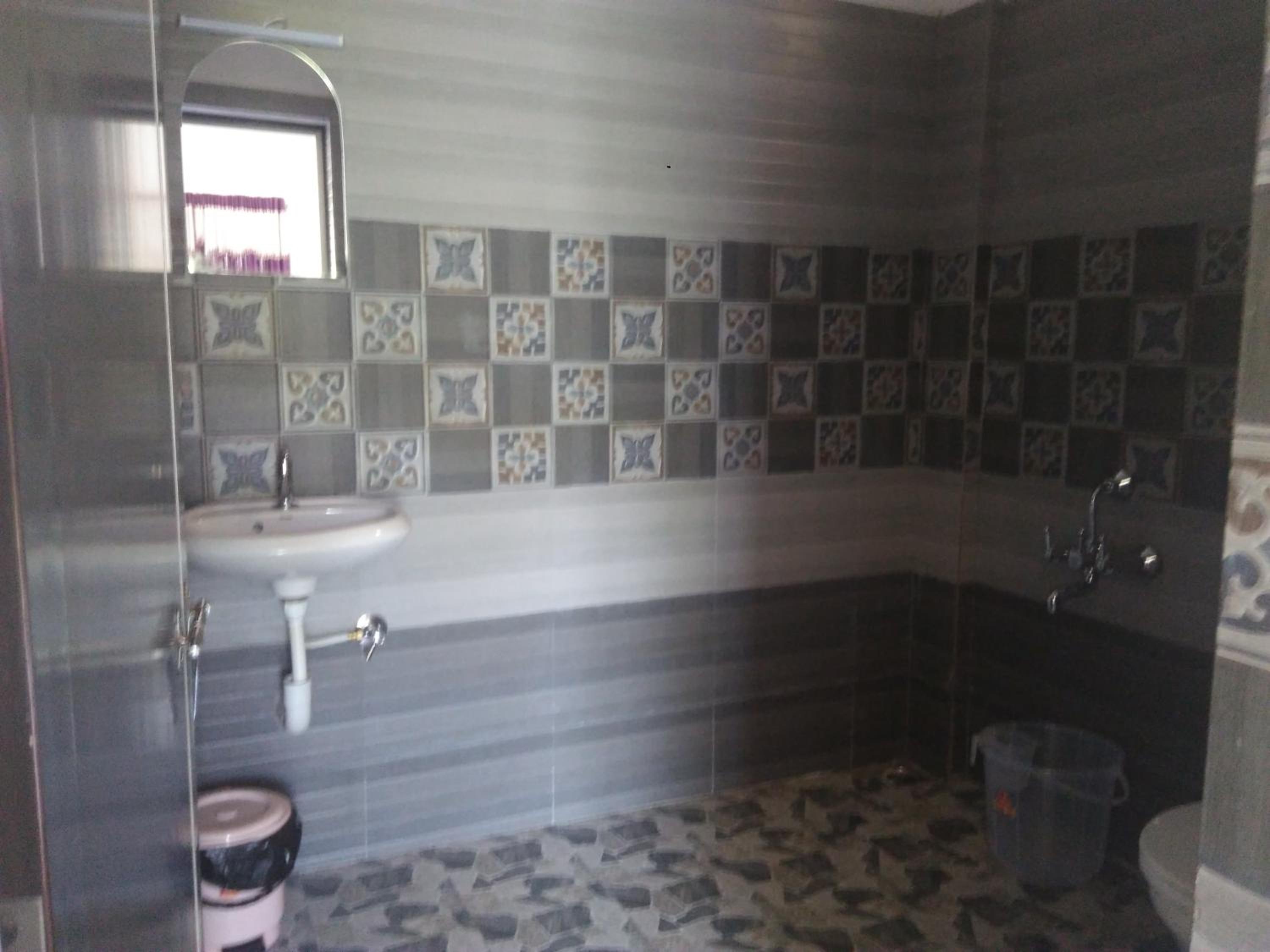 Queen Room with Balcony - Photo 6