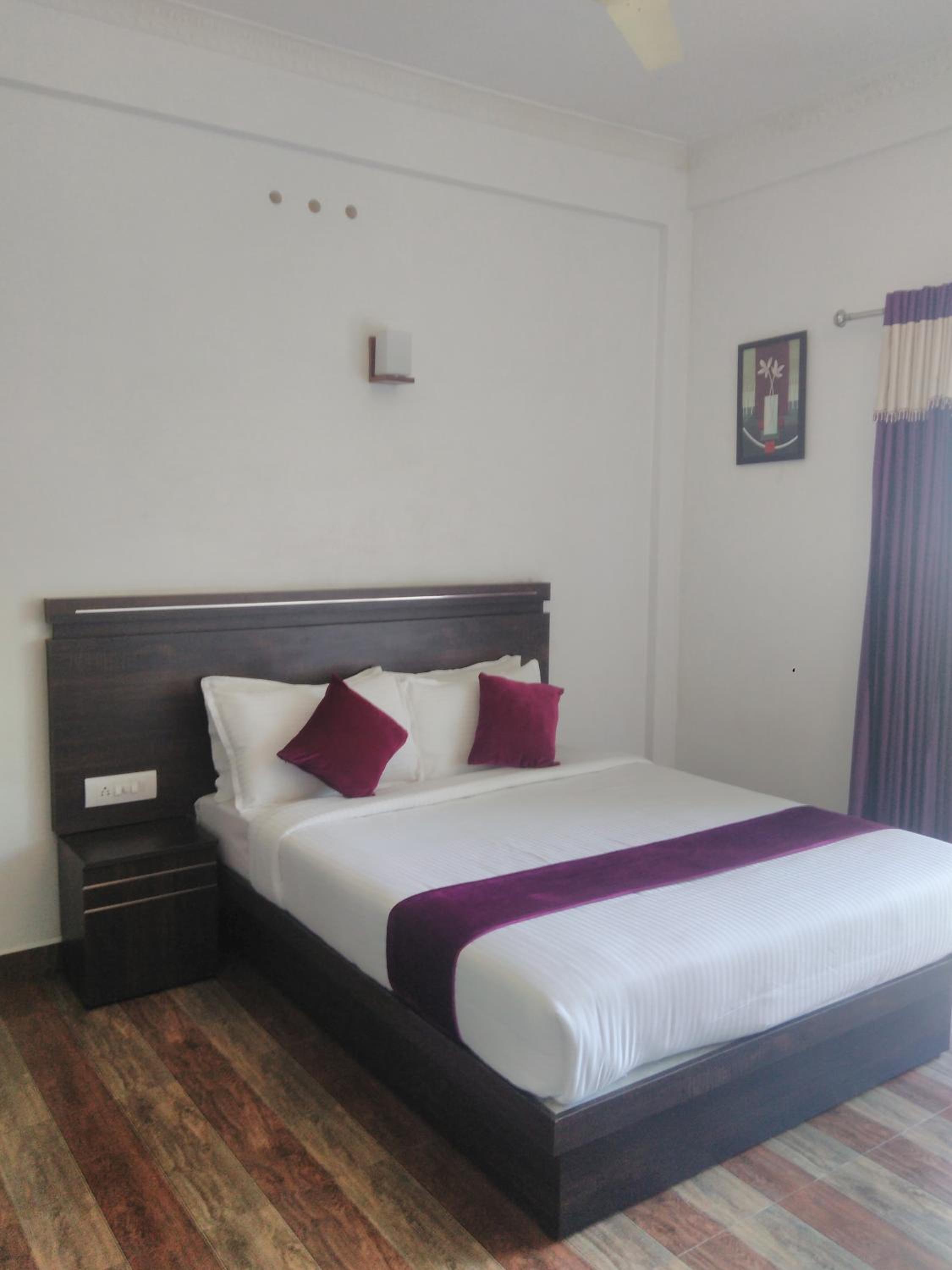 Queen Room with Balcony - Photo 9