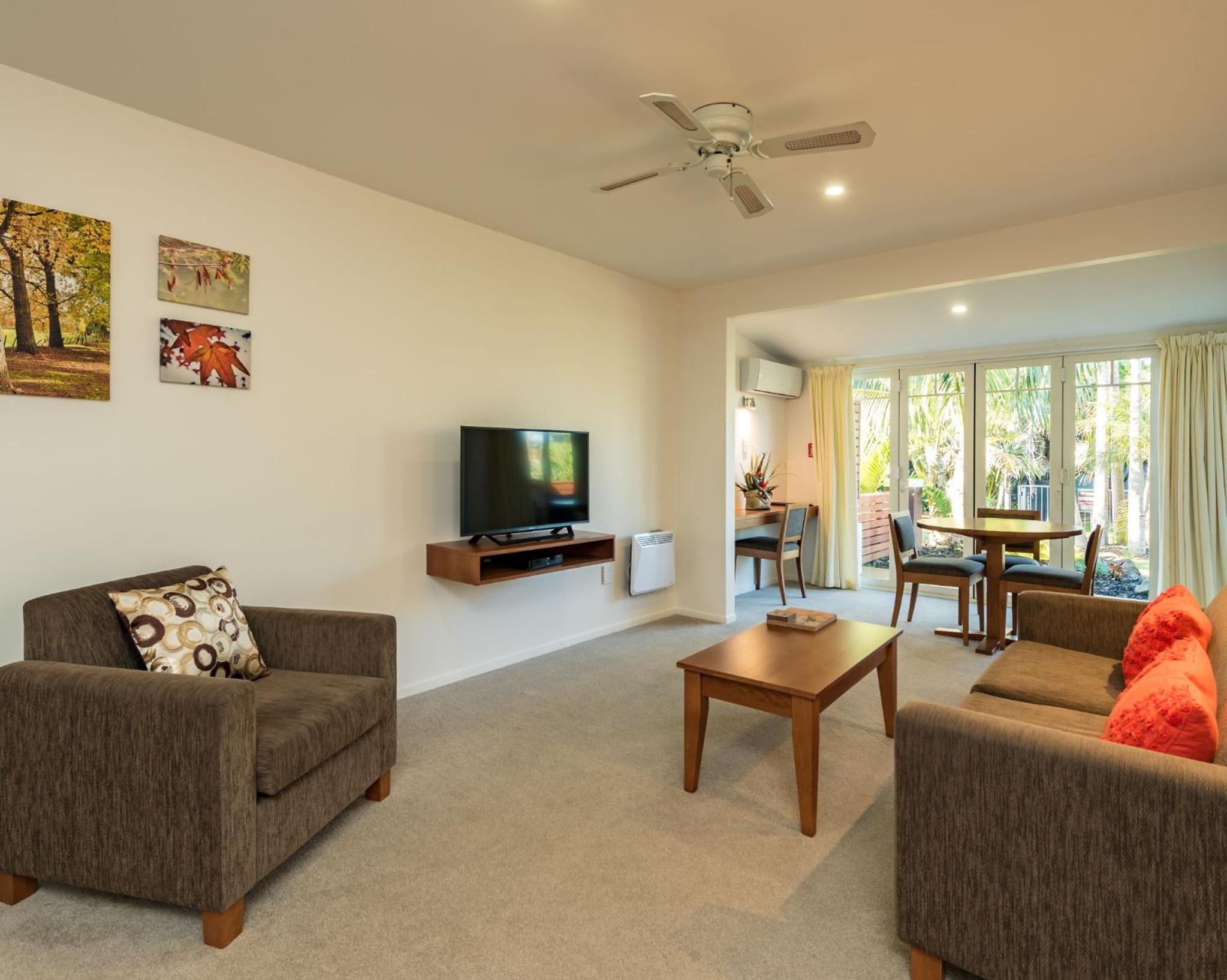 Superior One-Bedroom Apartment - Poolside - Photo 6