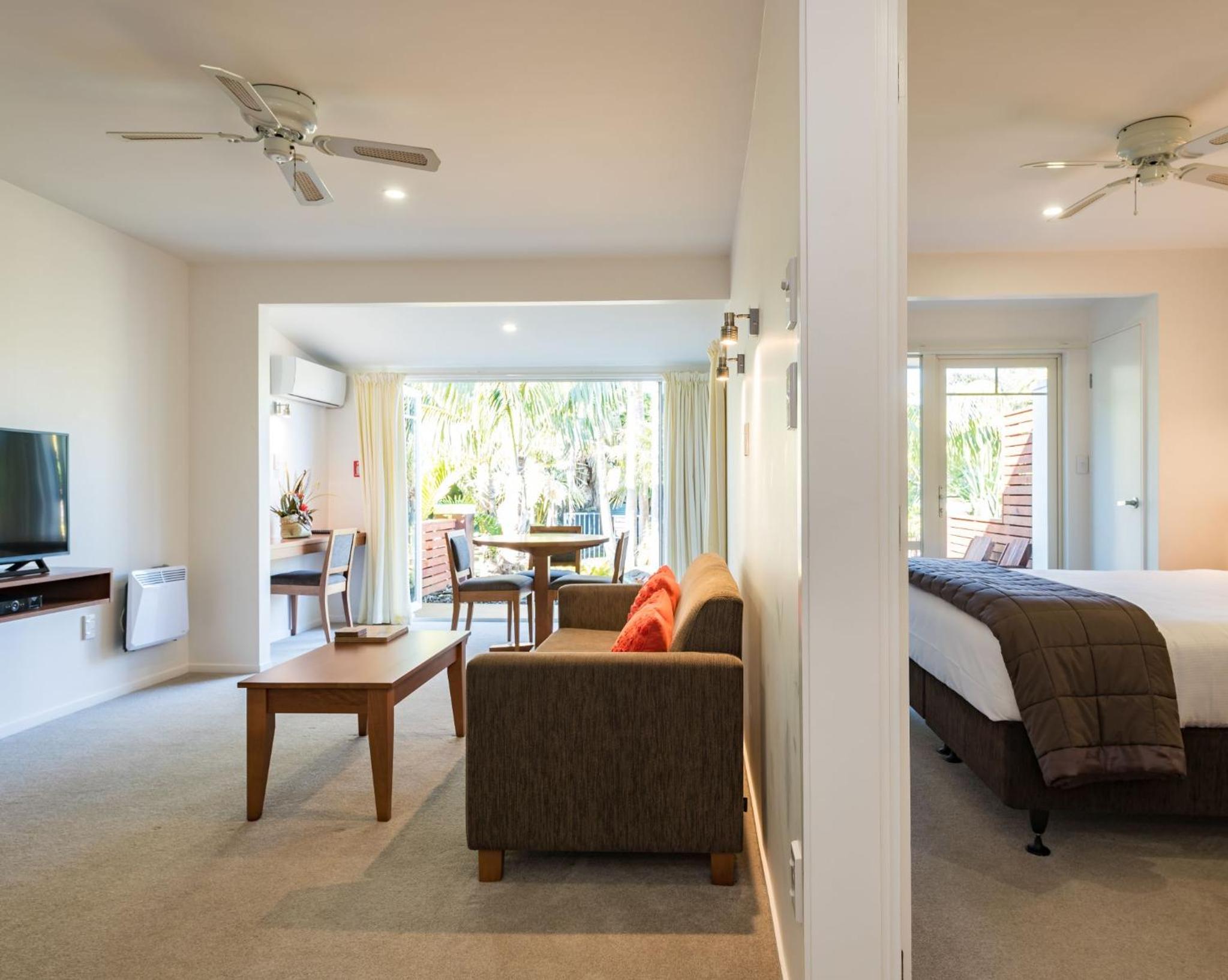 Superior One-Bedroom Apartment - Poolside - Photo 5