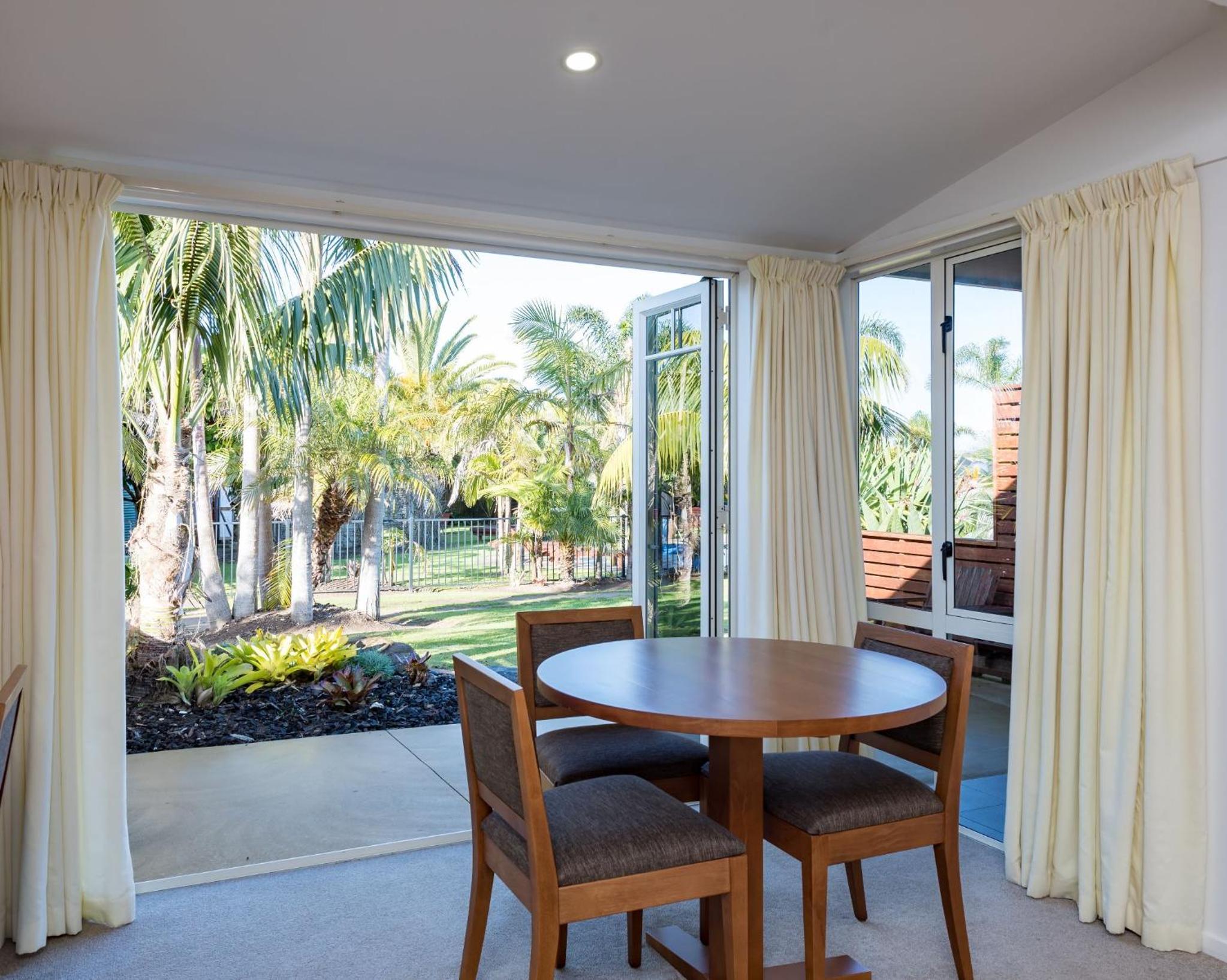 Superior One-Bedroom Apartment - Poolside - Photo 4