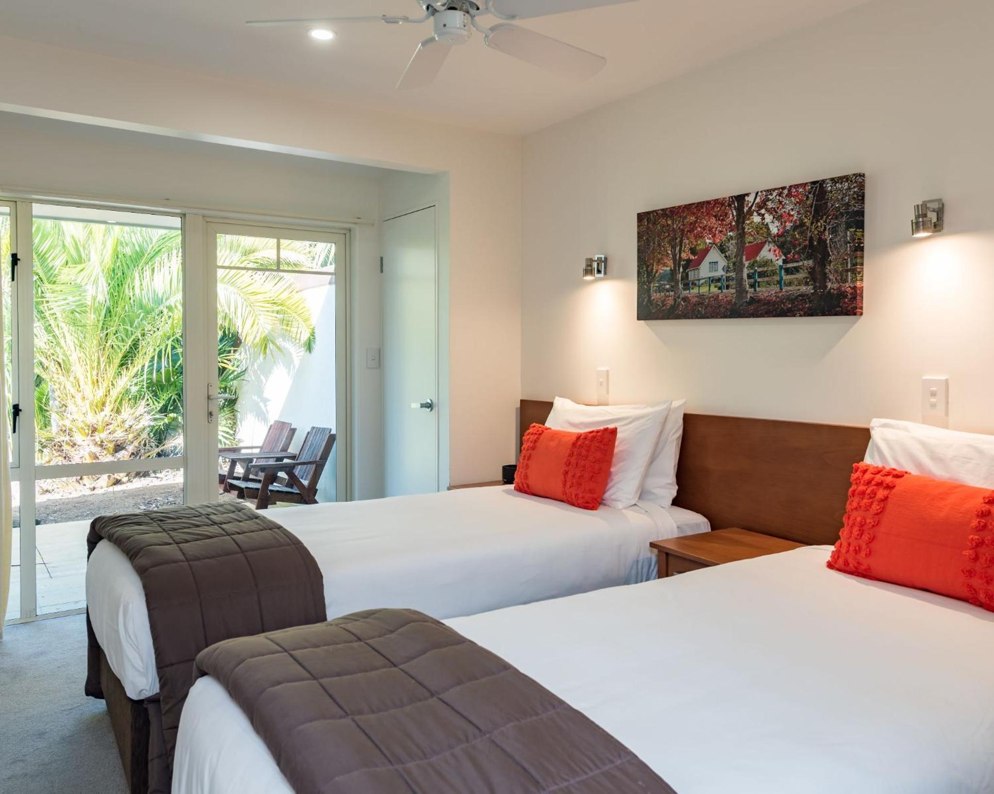 Superior One-Bedroom Apartment - Poolside - Photo 3