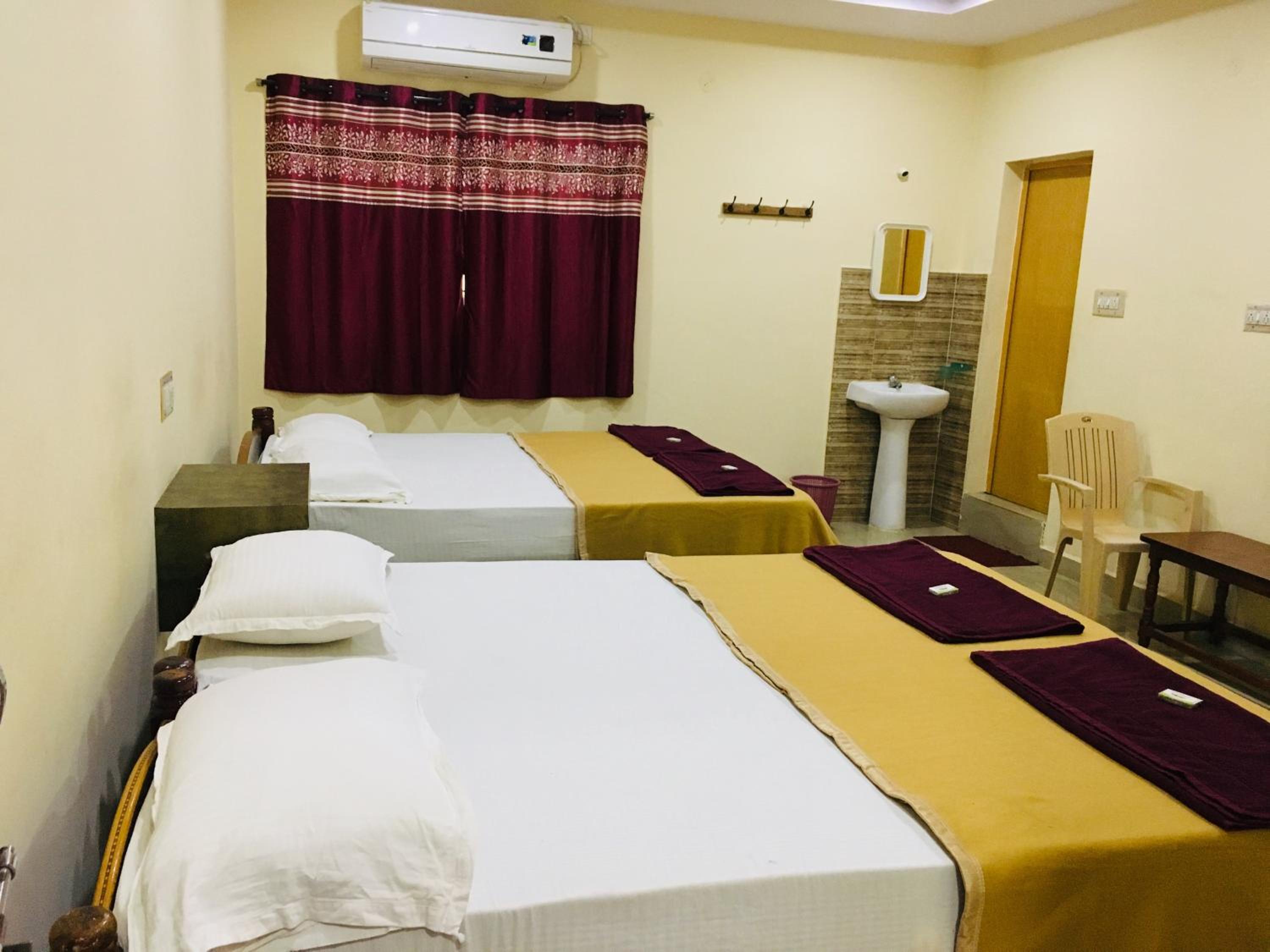 Deluxe Queen Room with Two Queen Beds photo 3