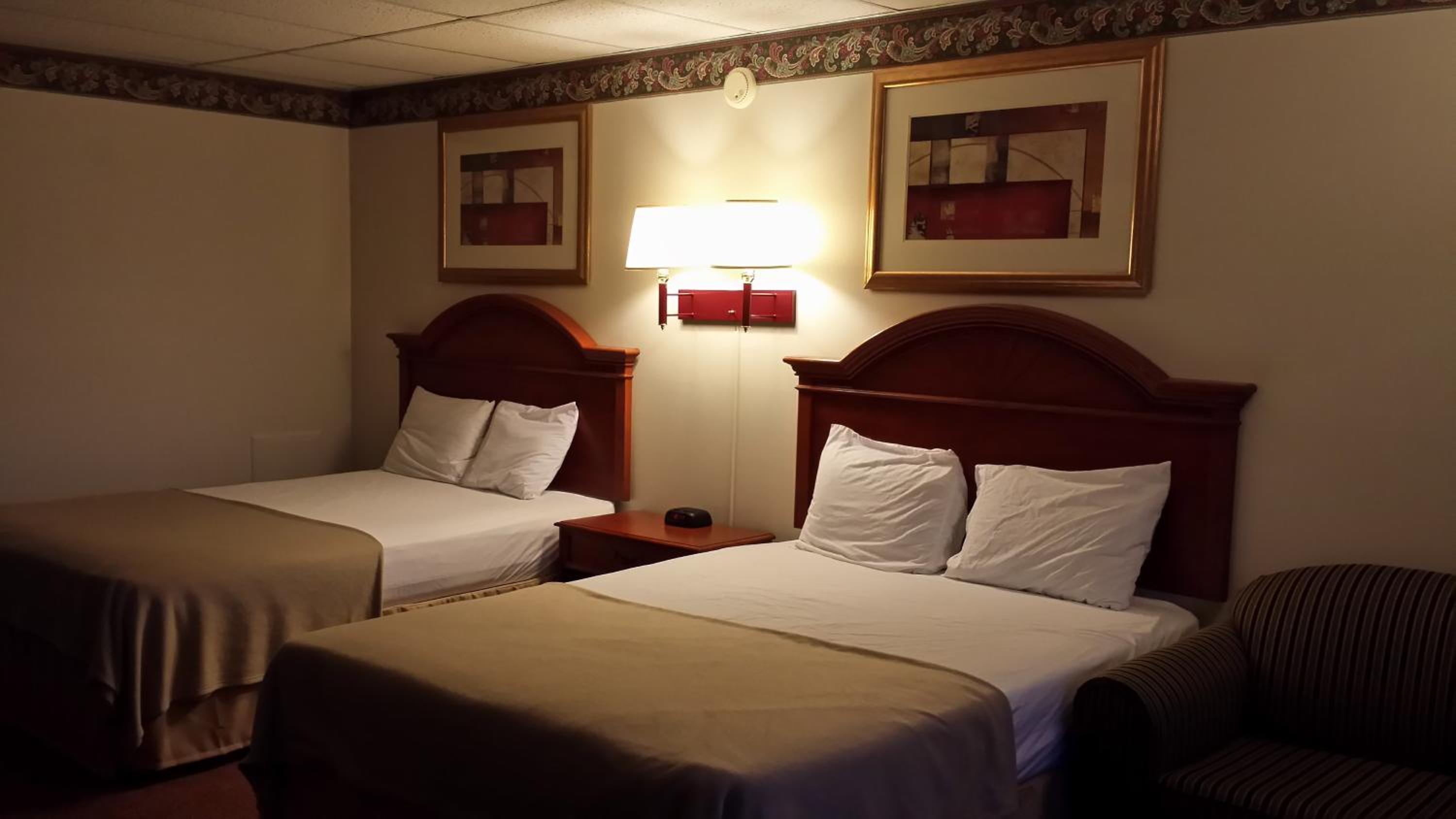 Non-Smoking Double Queen Room - Photo 2