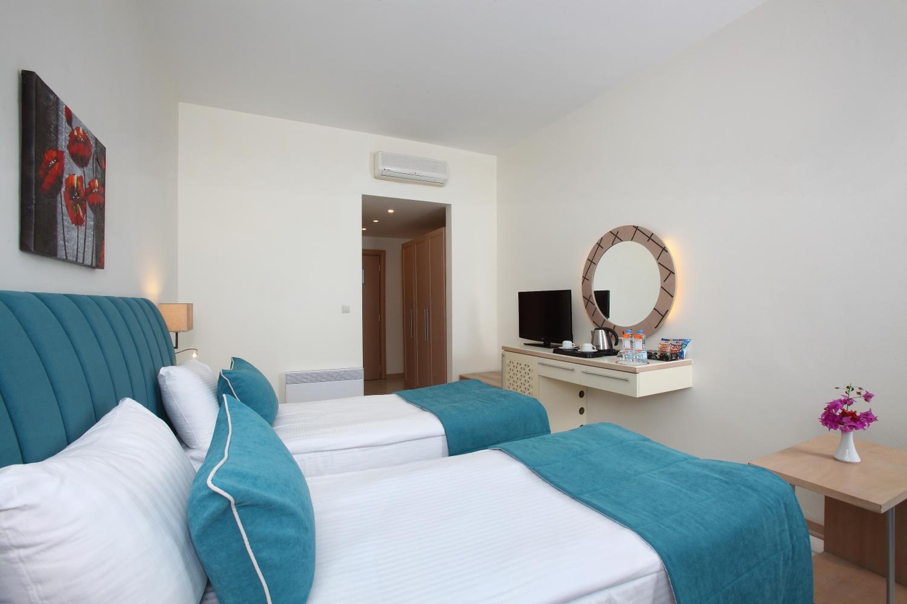 Standard Double or Twin Room - Photo 2