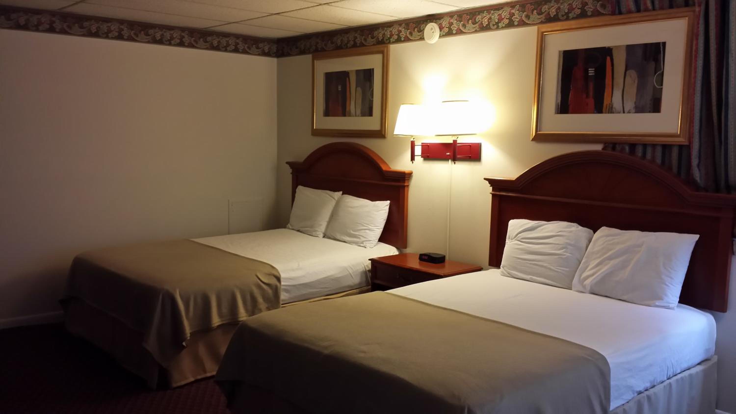 Non-Smoking Double Queen Room - Photo 4