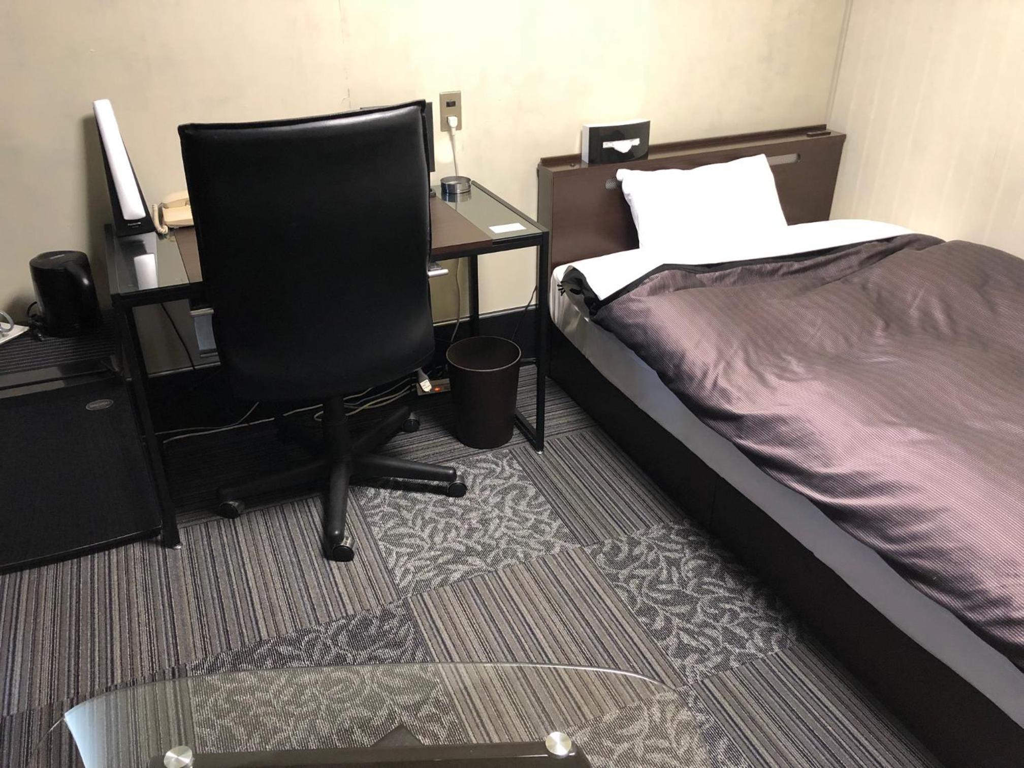 Single Room with Shared Shower and Toilet - Male Only