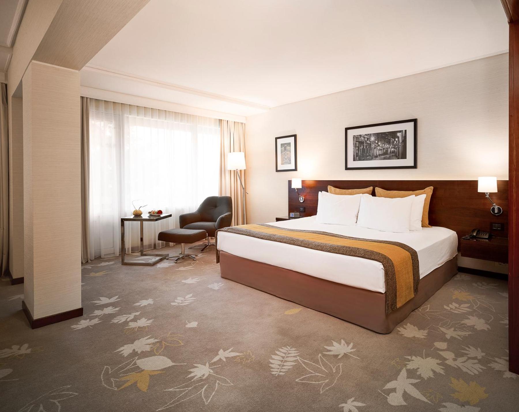 One-Bedroom King Suite with Balcony - Photo 6