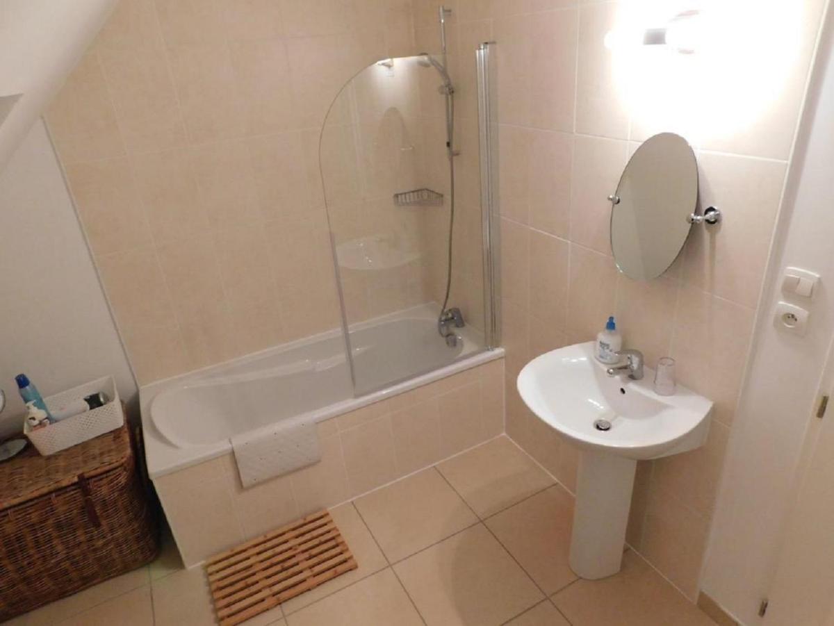 Twin Room with Private Bathroom photo 3