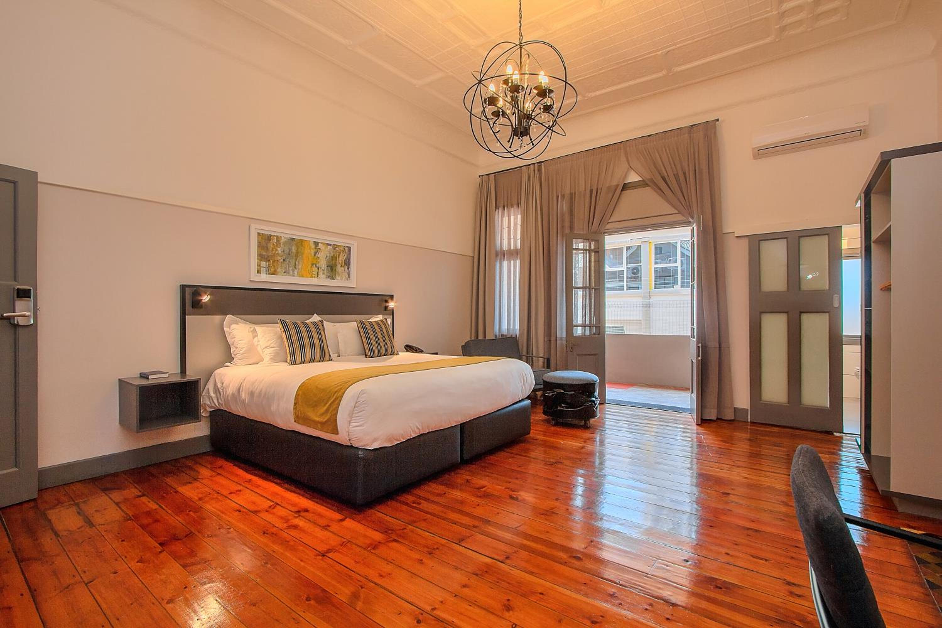 Executive Suite - Photo 3