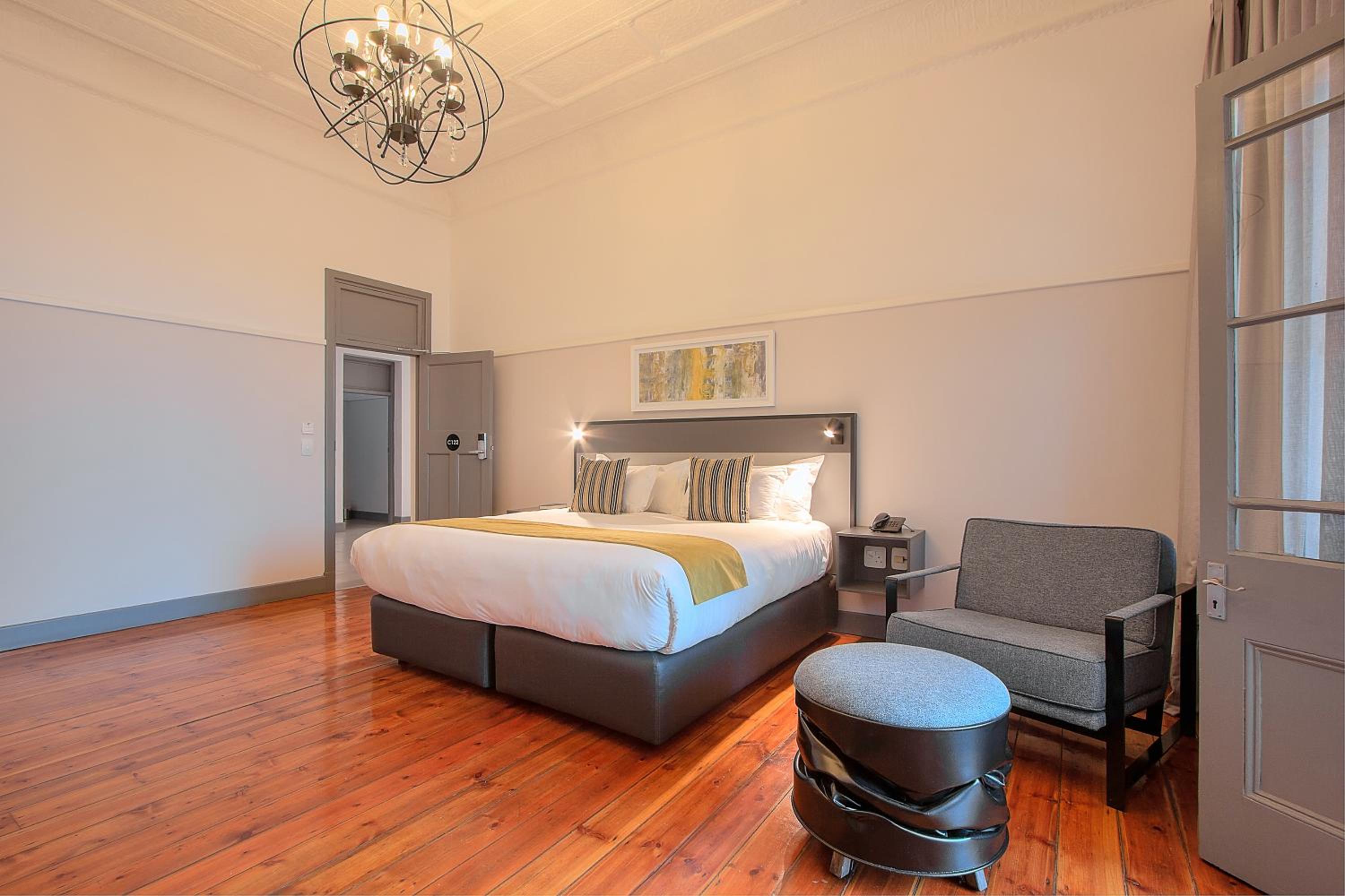 Executive Suite - Photo 2