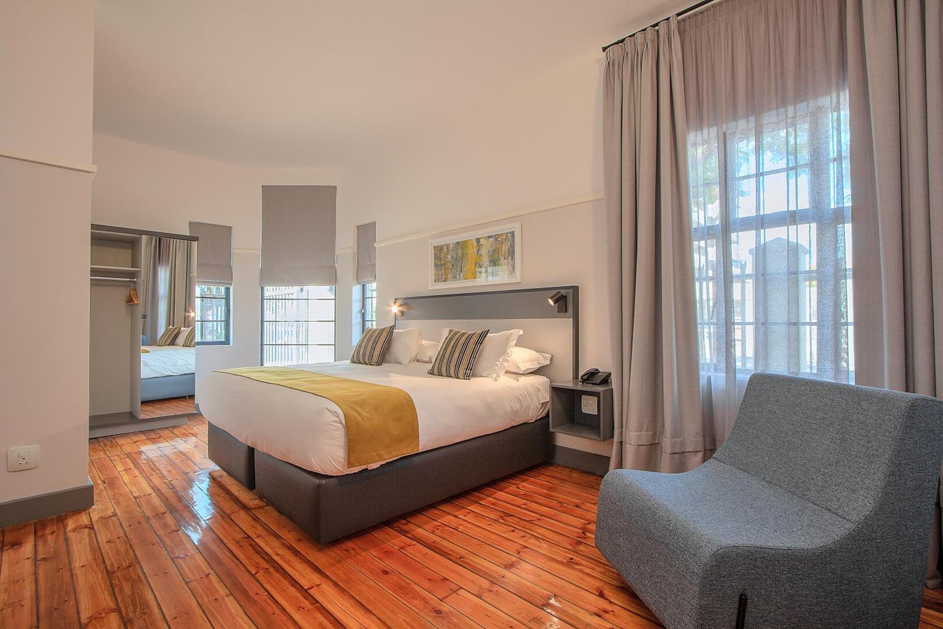 Executive Suite - Photo 4