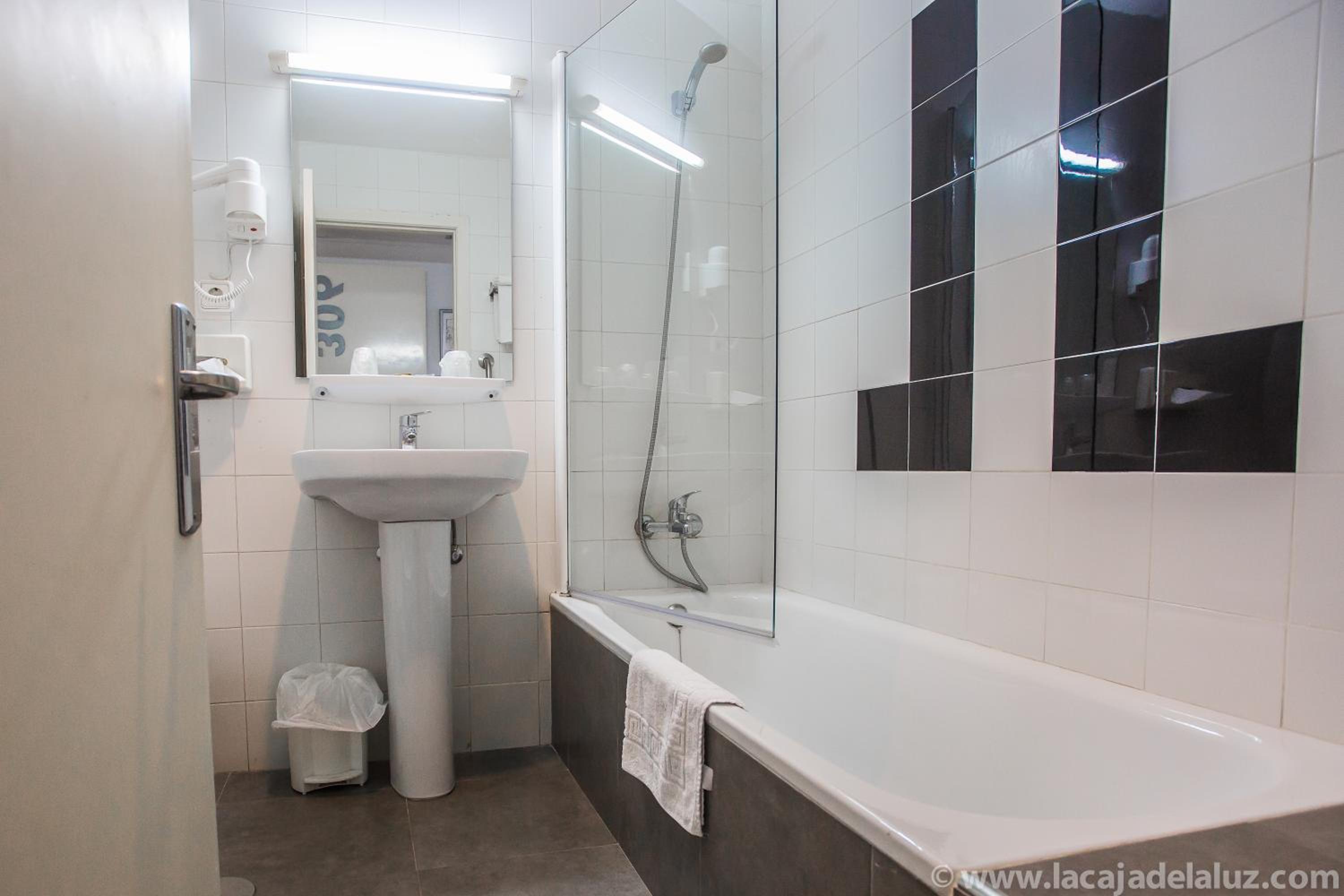 Twin Room with Sea View - Photo 12