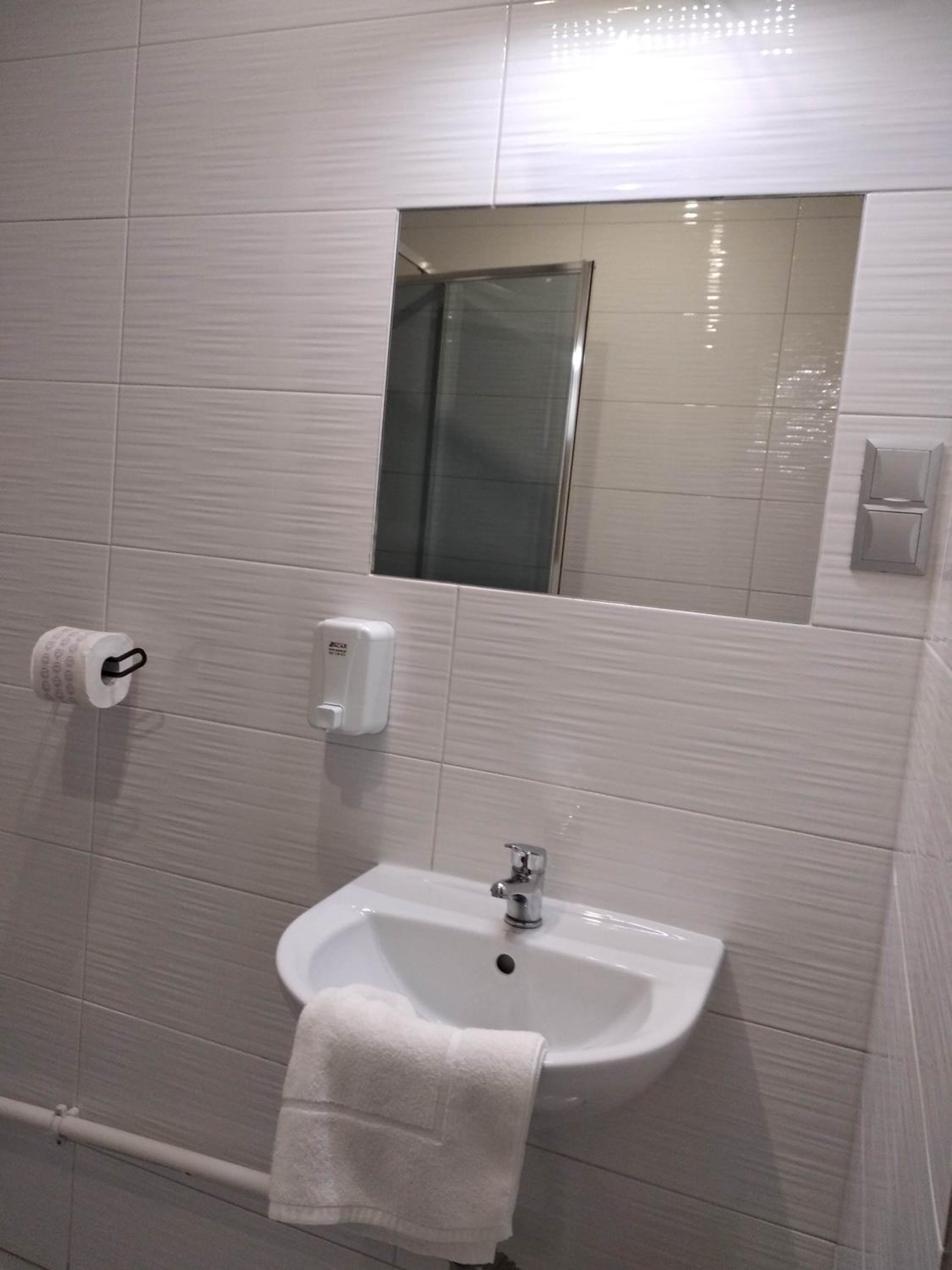 Standard Twin Room - Photo 11