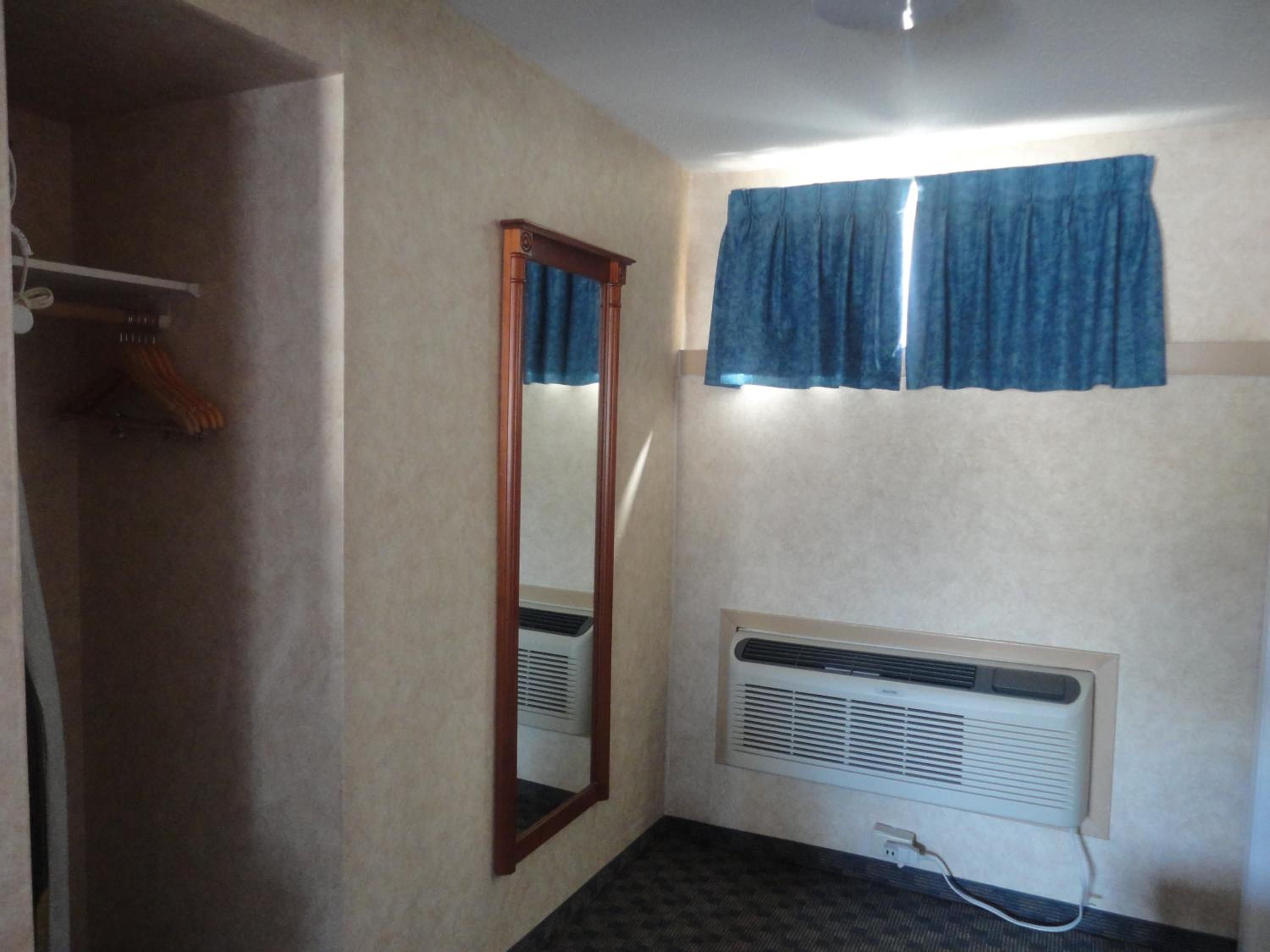 Queen Room with Two Queen Beds - Photo 3