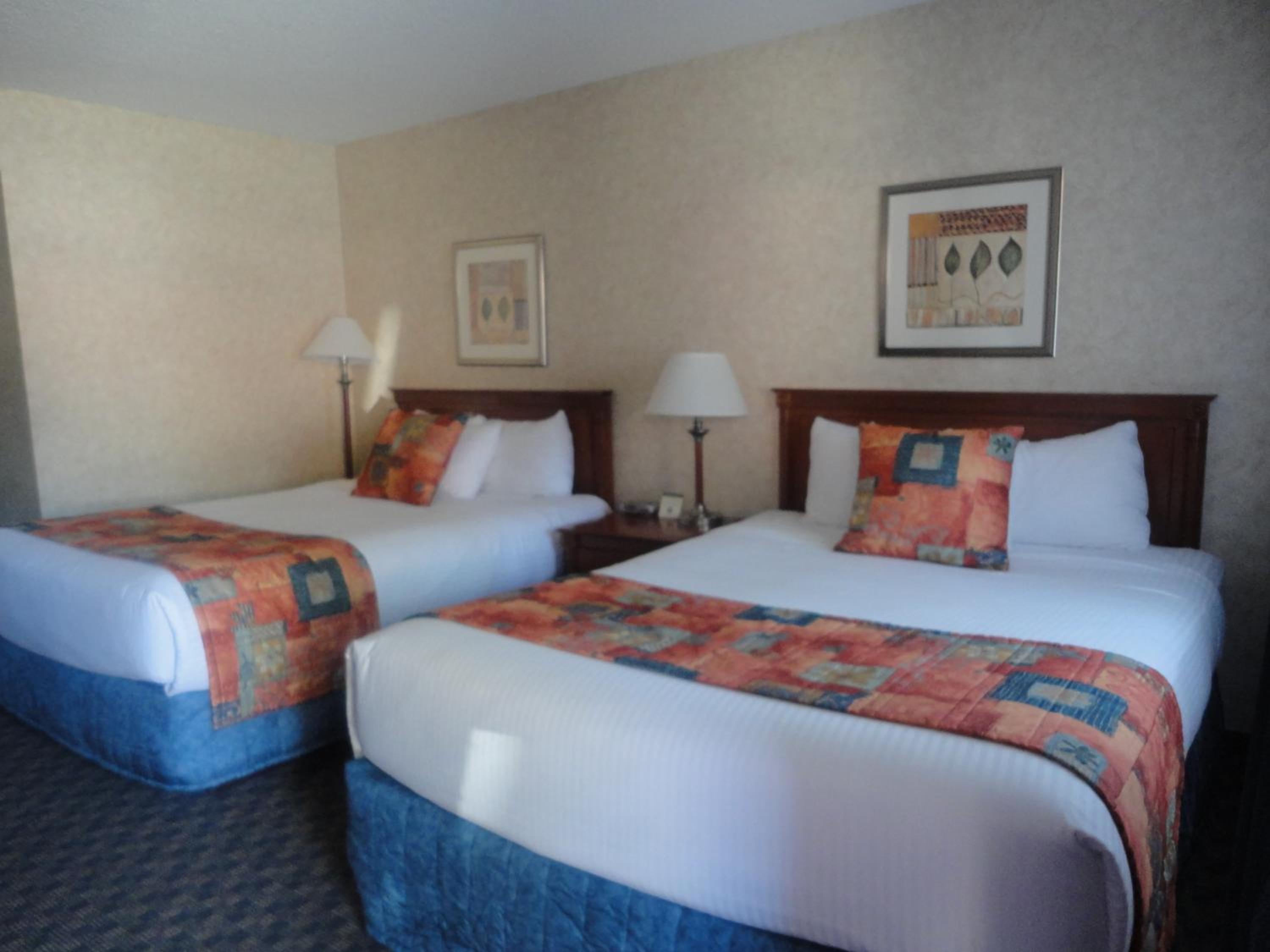 Queen Room with Two Queen Beds - Photo 4