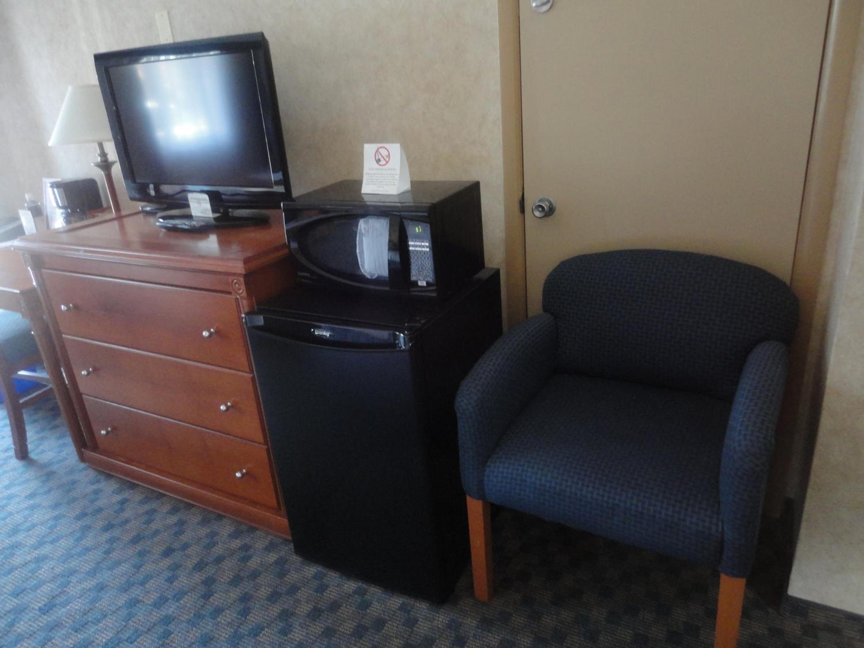 Queen Room with Two Queen Beds - Photo 5