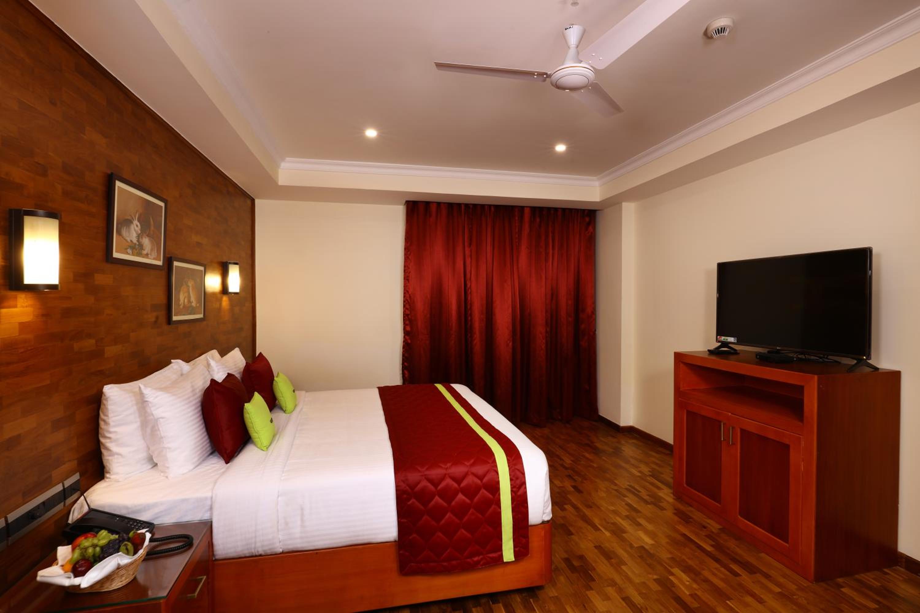 Suite with City View - Photo 3