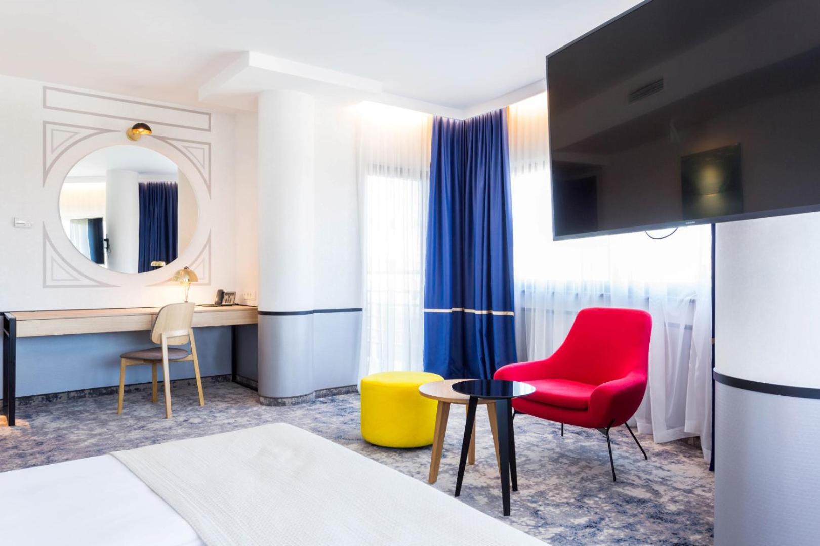 Junior Suite with Balcony - Photo 3